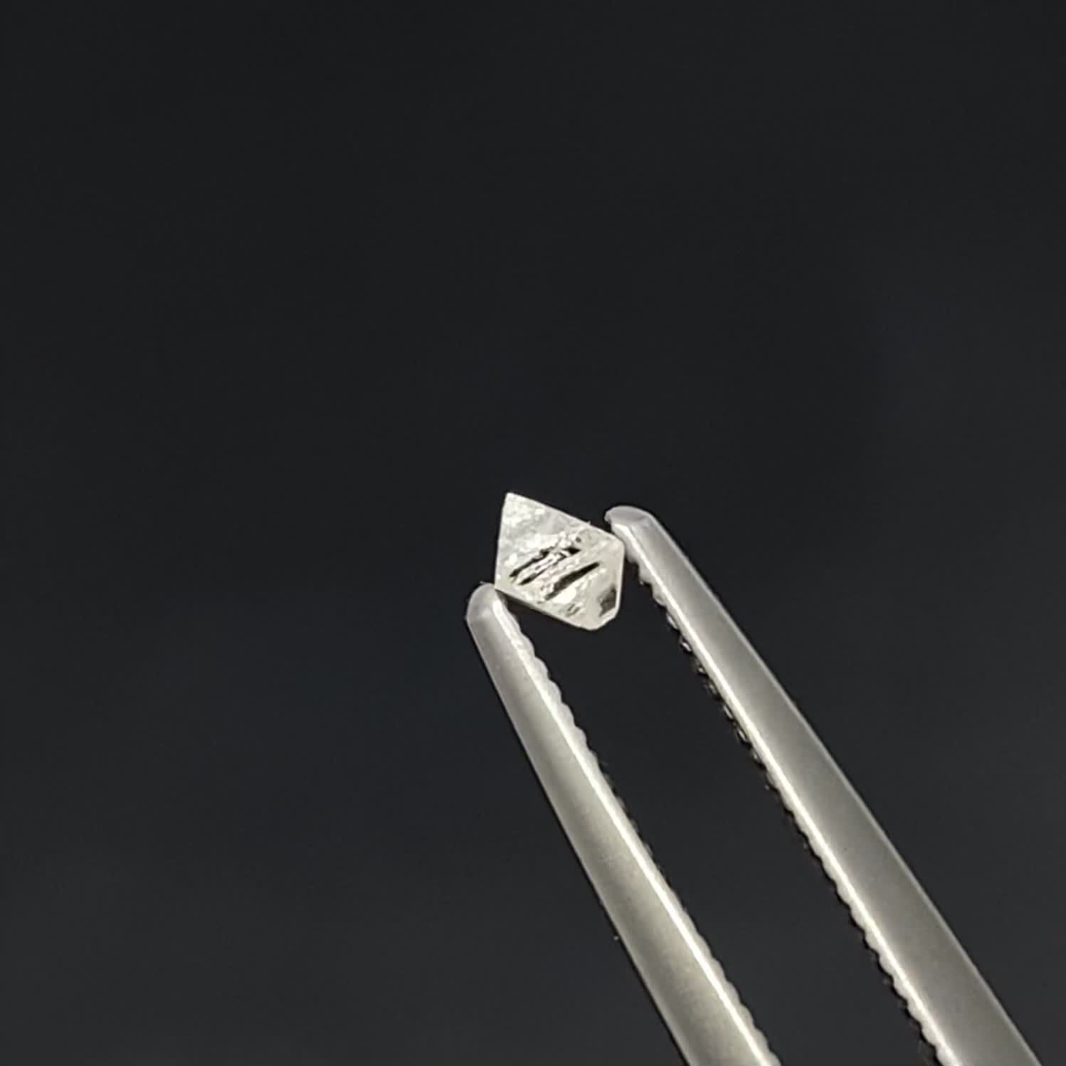 ソーヤブルダイヤモンド 原石(トライゴンあり/Trigon) 0.10ct