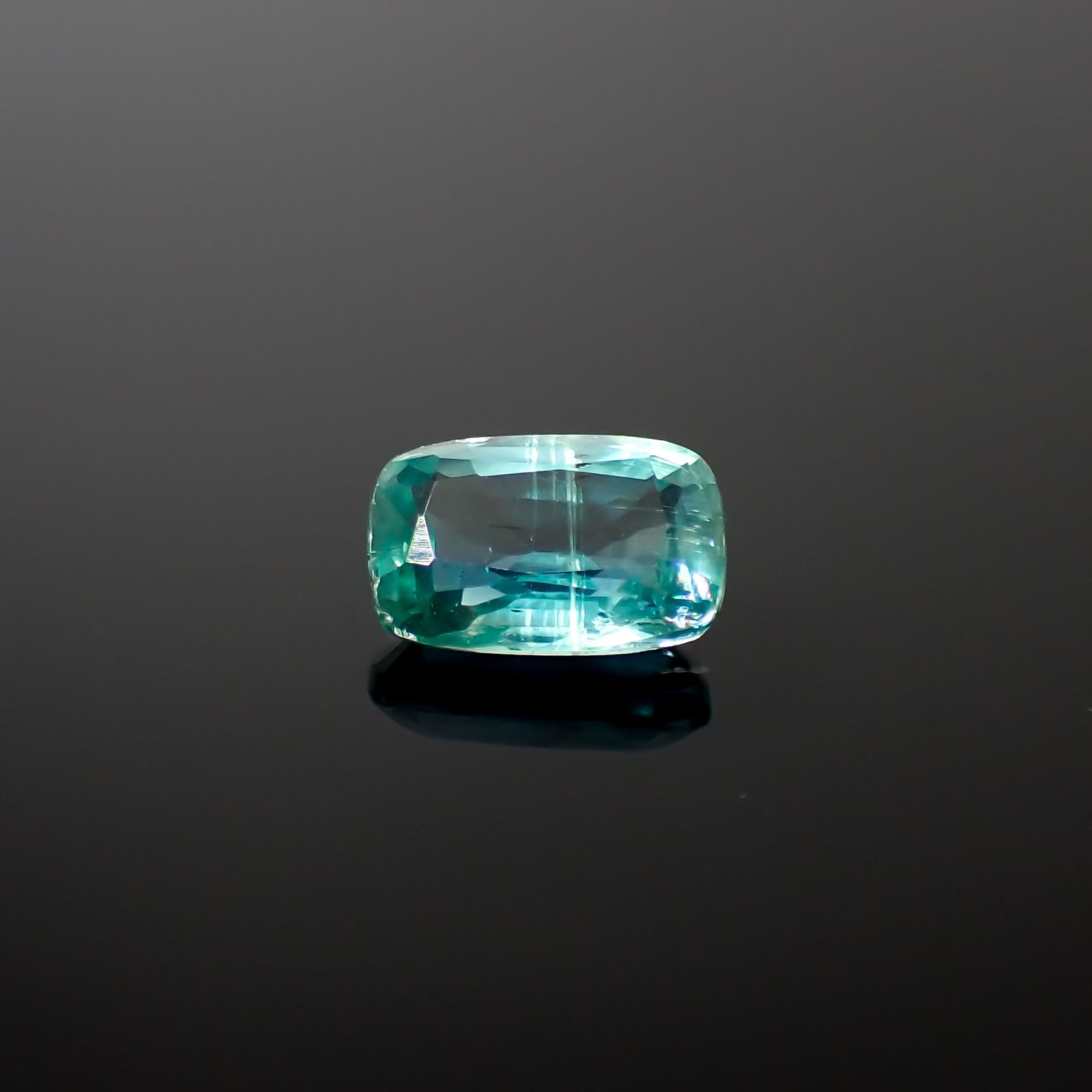 バイカラーカイヤナイト(宝石名カイヤナイト)ネパール産 1.18ct 識別済[240326689]7.4x4.8mm前後 | TOP  STONE(トップストーン)