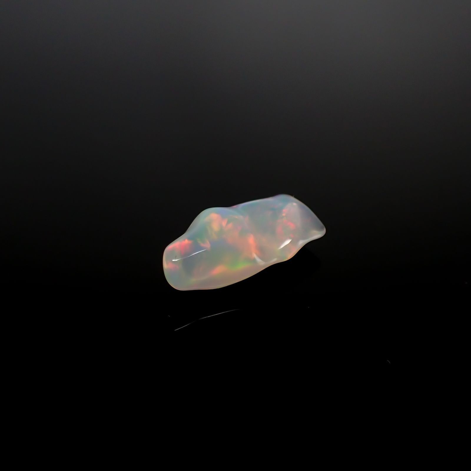 ◇バロック型◇エチオピアオパール(宝石名オパール) エチオピア産 識別済 2.94ct / 16.3x7.8mm前後 [260111397]