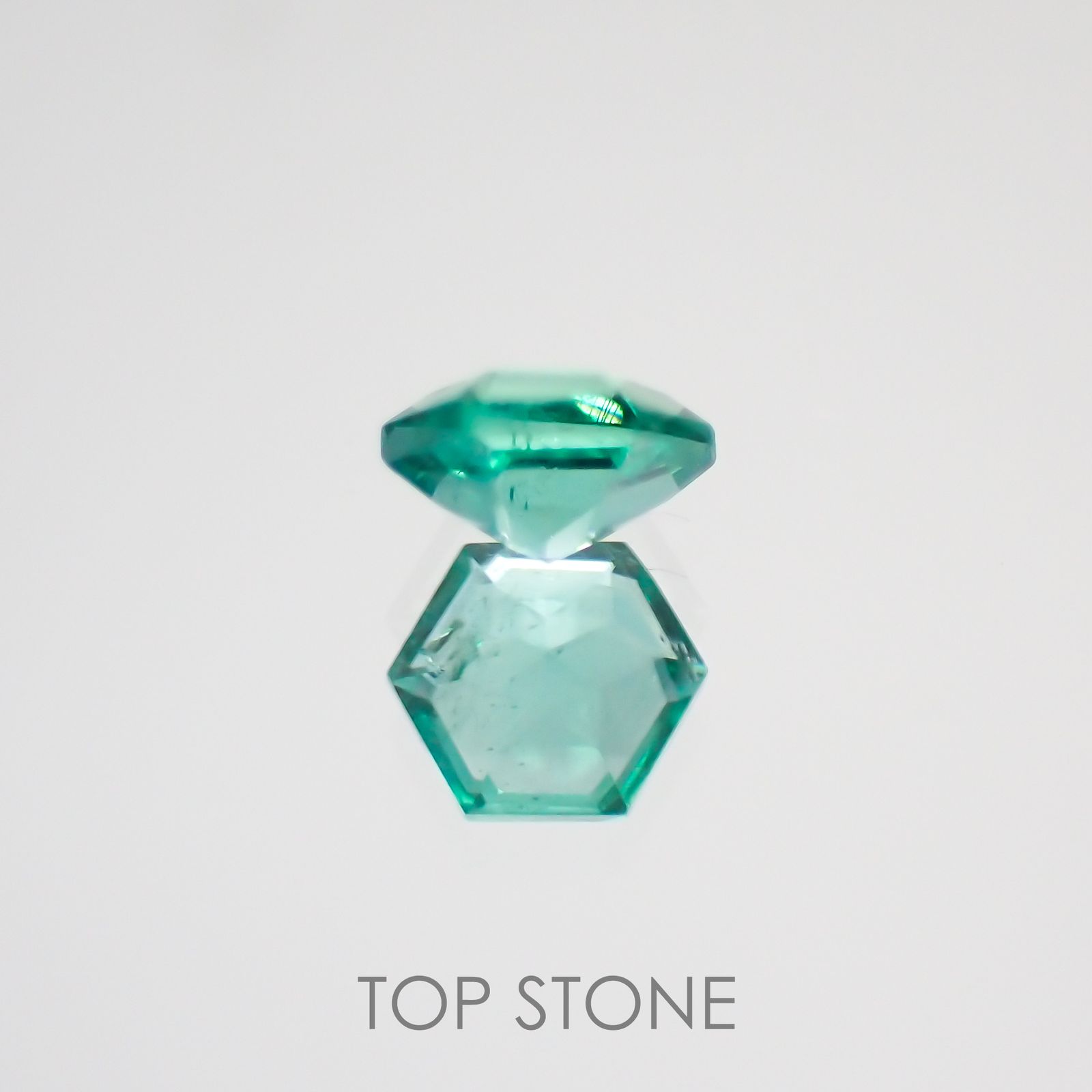 ヘキサゴンカット エメラルド 宝石名エメラルド ザンビア産 0 11ct 識別済 3 3mm前後 Top Stone トップストーン