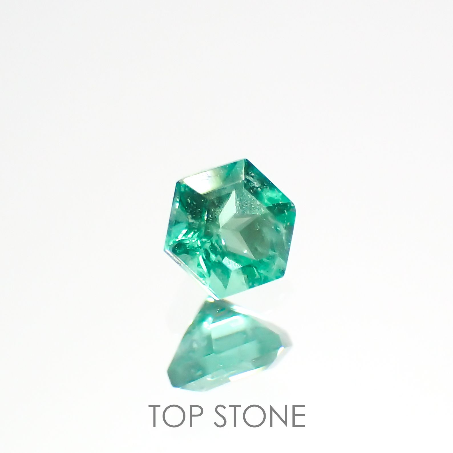 ◇ヘキサゴンカット◇エメラルド(宝石名エメラルド)ザンビア産 0.12ct 識別済[220115192]3x2.9mm前後