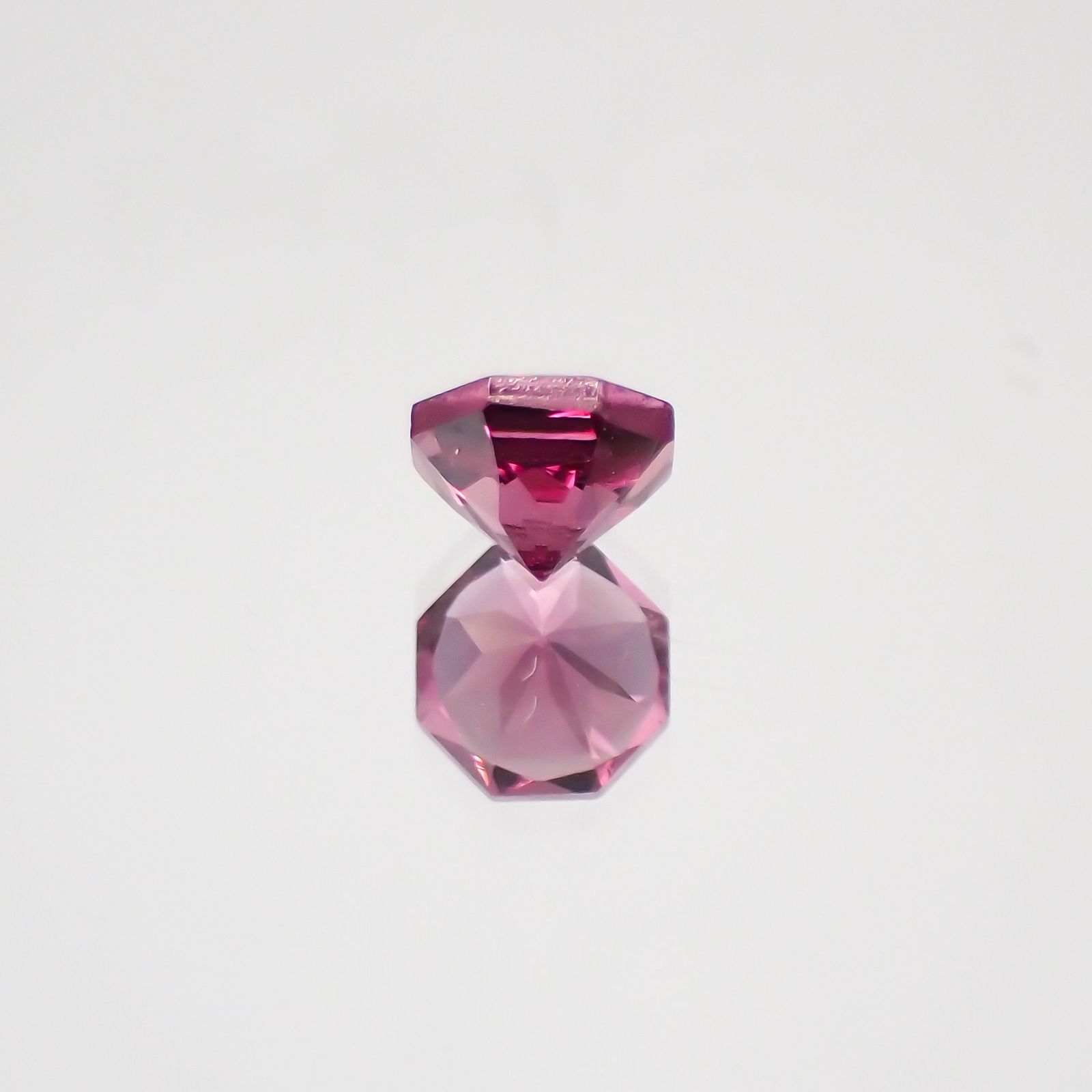 ◇オクタゴンカット◇マラヤガーネットSA(宝石名ガーネット) タンザニア産 0.40ct 識別済[210611032]4×4mm前後