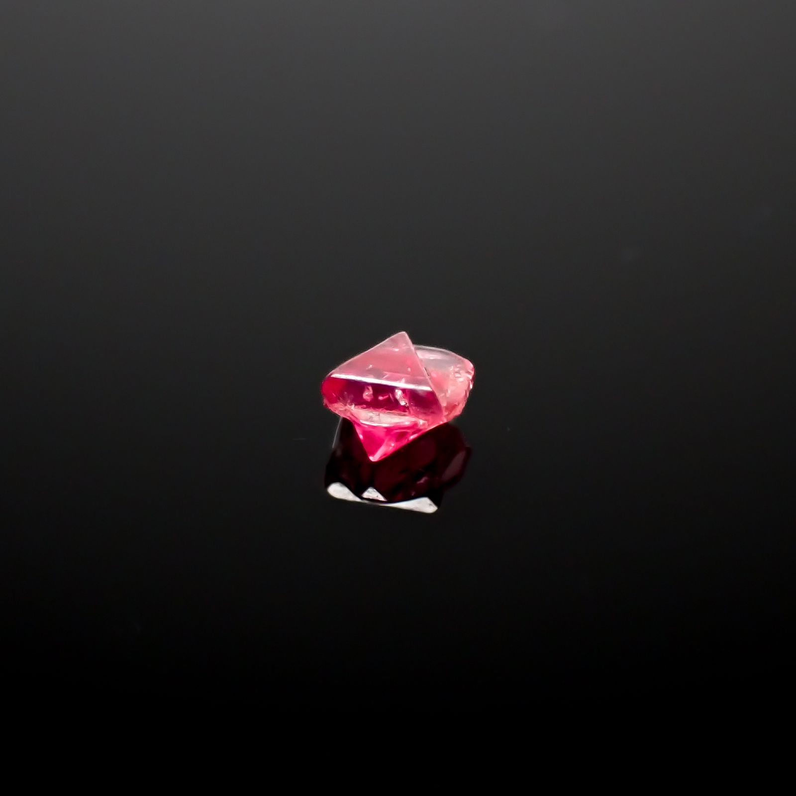 ツインクリスタルスピネル(スピネル式双晶) 原石 ビルマ産 0.10ct[240628434]2.7x2.5mm前後