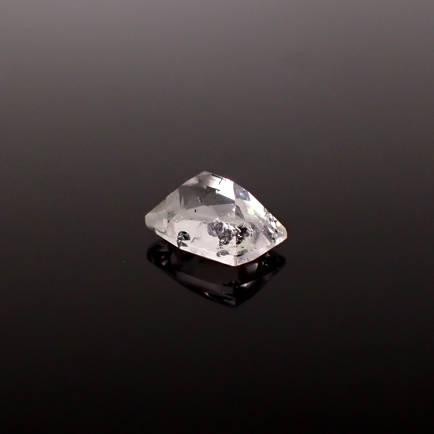 グラファイトインクォーツ ブラジル産 2.13ct / 9.2x7.1mm前後 [260331935]