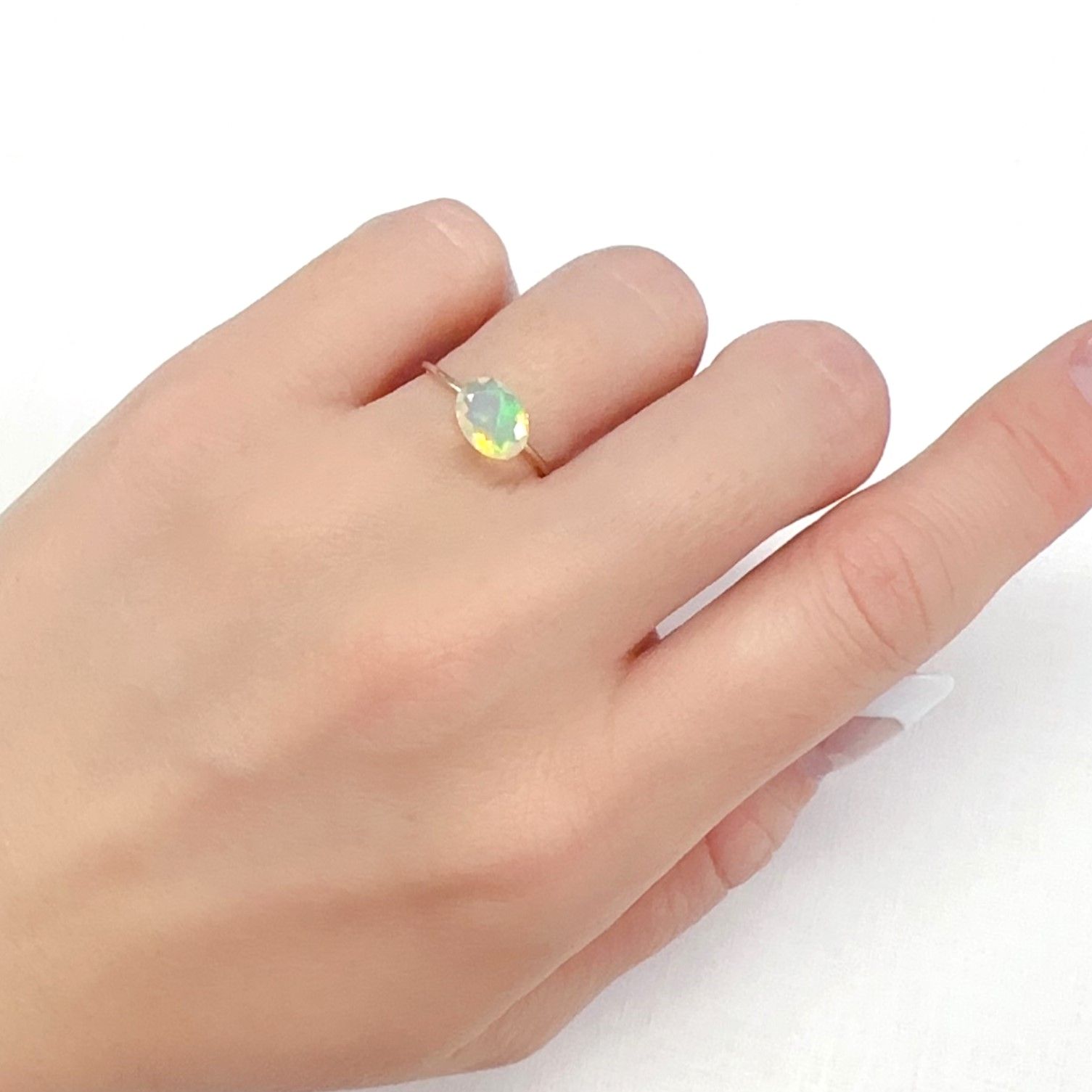 エチオピアオパール エチオピア産 0.73ct[240125318]8.1x6.2mm前後