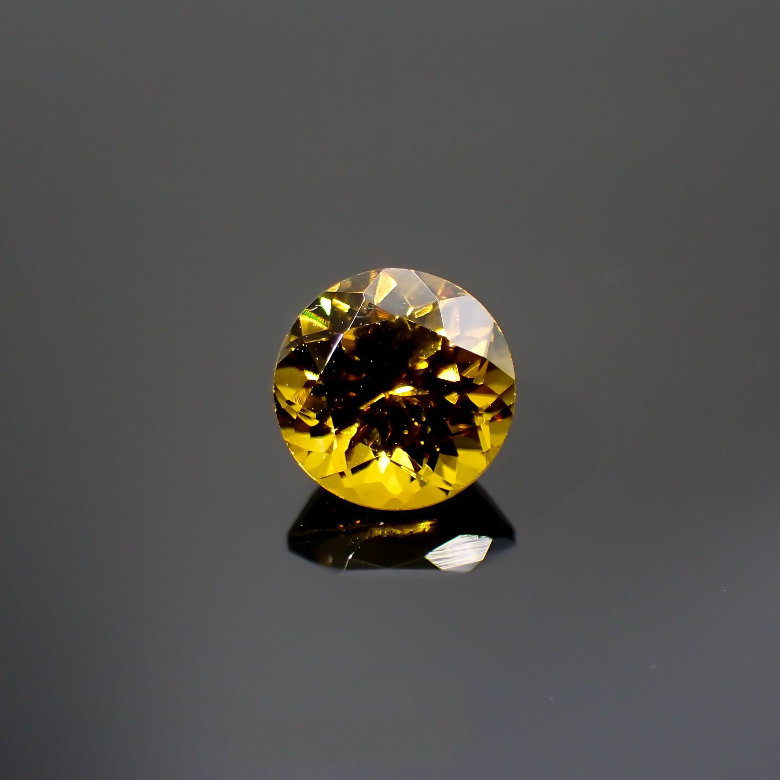 グロッシュラーアンドラダイトガーネット(宝石名グロッシュラー/アンドラダイト・ガーネット)ナミビア産 1.36ct 識別済[220114307]6.4x6.4mm前後