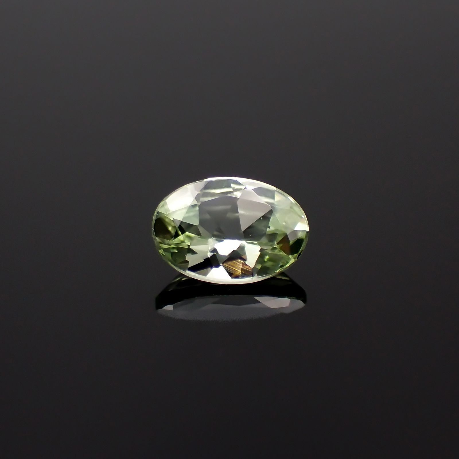 ミントガーネット タンザニア産 0.61ct / 6.5x4.5mm前後 [260223726]