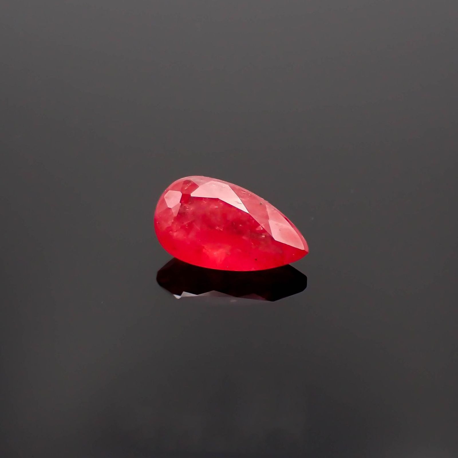 ロードナイト(宝石名ロードナイト)ブラジル産 識別済 2.38ct / 11.1x6.3mm前後 [230120071]