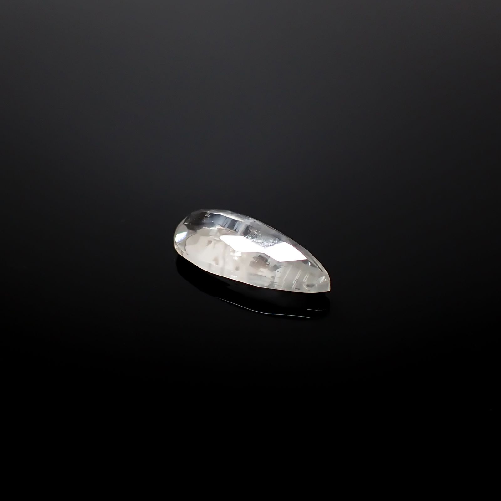 マラウイムーンストーン マラウイ共和国産 2.78ct / 15.2x6.8mm前後 [260331825]