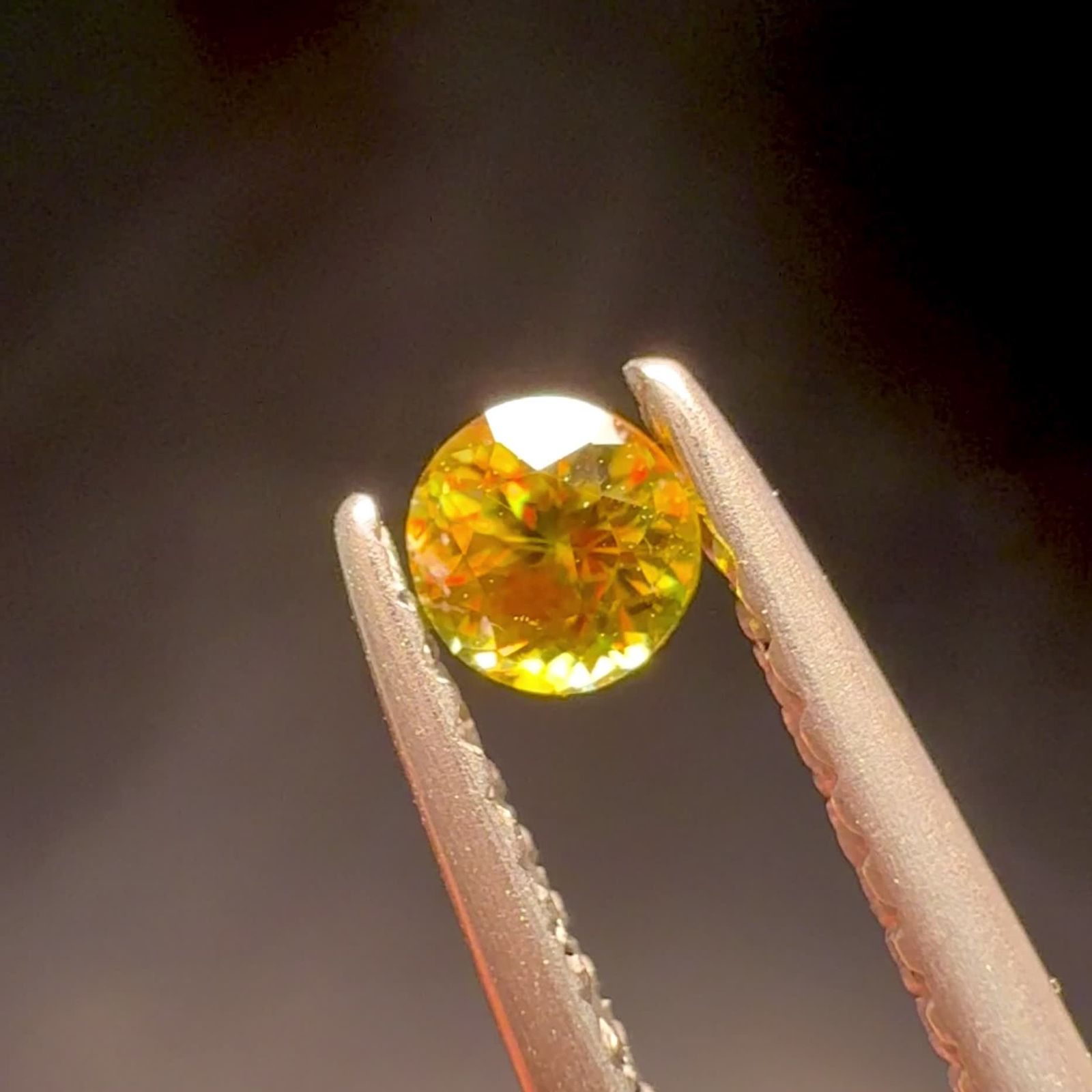 カラーチェンジスフェーン パキスタン産 0.18ct / 3.2x3.2mm前後