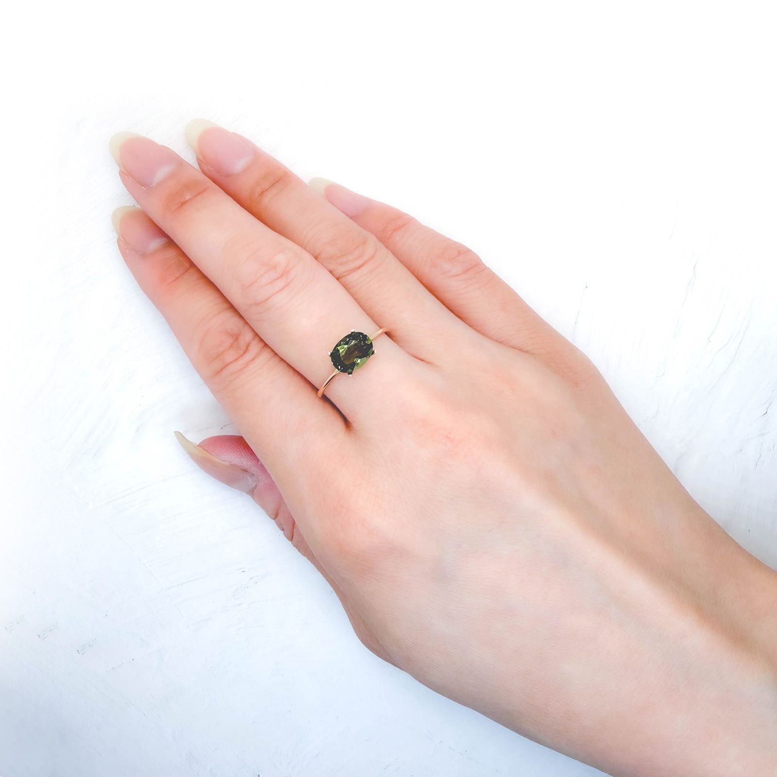 モルダバイト 発見地：旧チェコスロバキア 1.12ct / 8.1x6.1mm前後 [260832689]