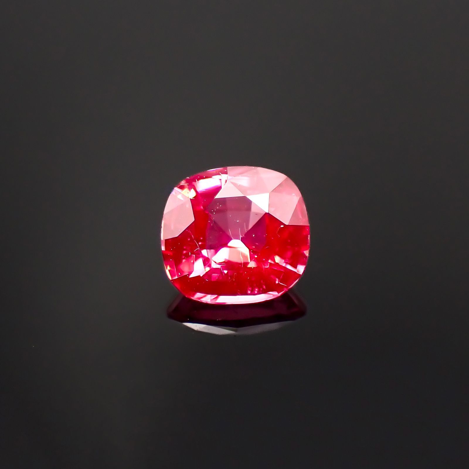 ホットピンクスピネル(宝石名ピンク・スピネル)タンザニア産 0.33ct 識別済[230120033]4.3x4.1mm前後