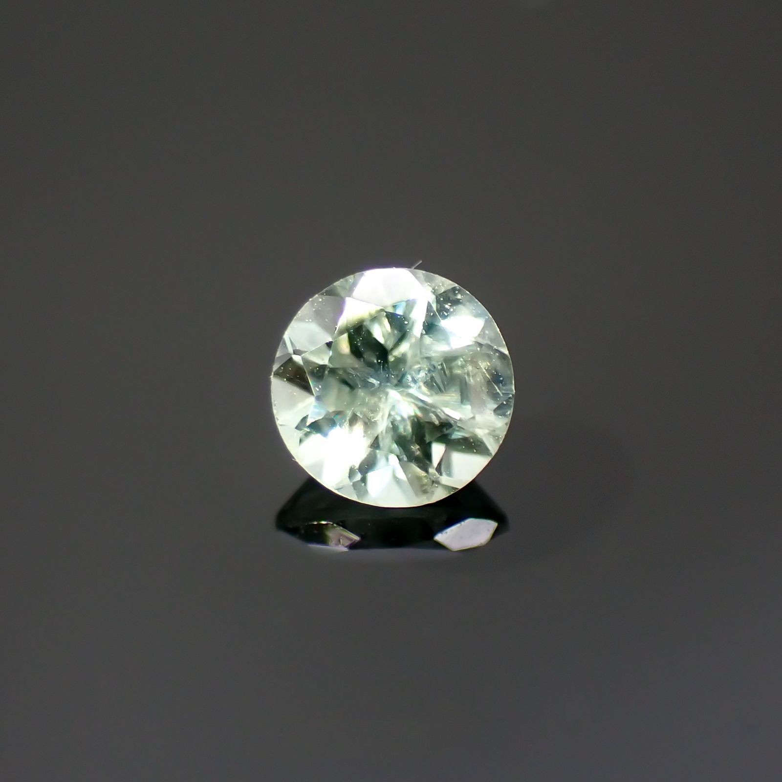 モンタナサファイア(宝石名サファイア)アメリカ・モンタナ州産 0.23ct 識別済[220114631]3.5x3.5mm前後