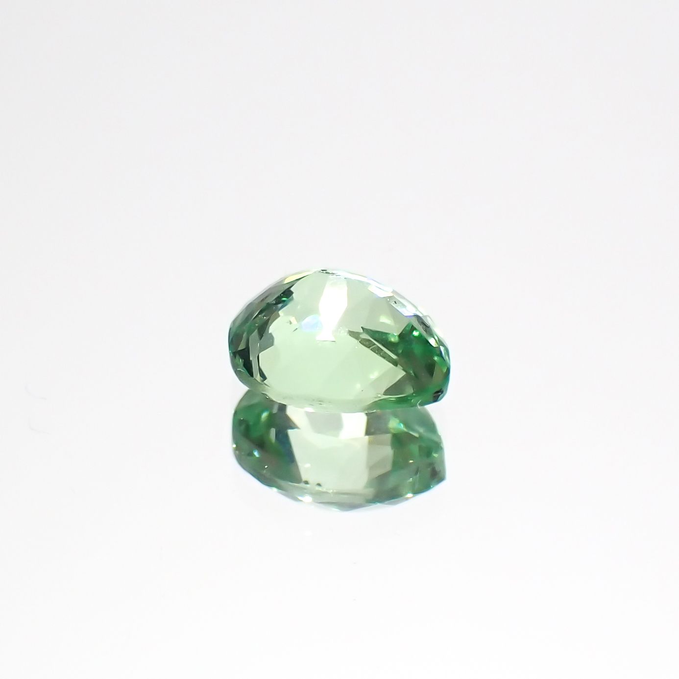 ミントガーネット タンザニア産 0.61ct[231023742]5.6x4.5mm前後
