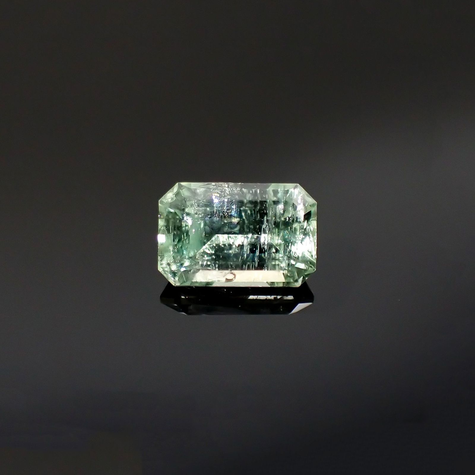 バナジウムコーネルピン(宝石名コーネルピン)タンザニア・タンガ州産 識別済 0.91ct / 6.7x4.4mm前後 [260815621]