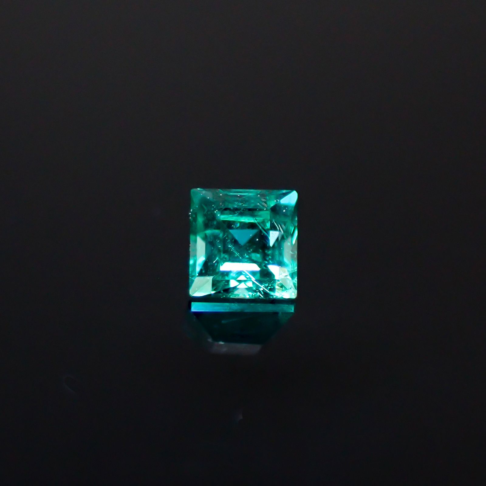 ノンオイルエメラルド ロシア産 0.045ct [250229876]2x1.9mm前後