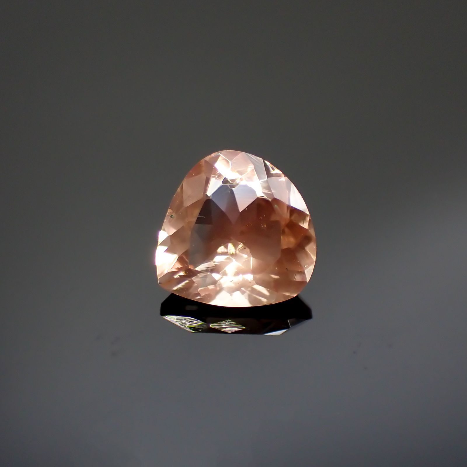 オレゴンサンストーン(宝石名ラブラドライト)アメリカ・オレゴン州産 0.86ct 識別済[220113876]7x6.9mm前後