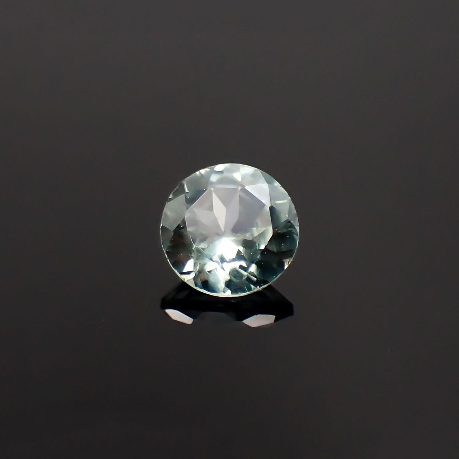モンタナサファイア(宝石名サファイア)アメリカ・モンタナ州産 識別済 0.39ct / 4.3x4.3mm前後 [260419530]