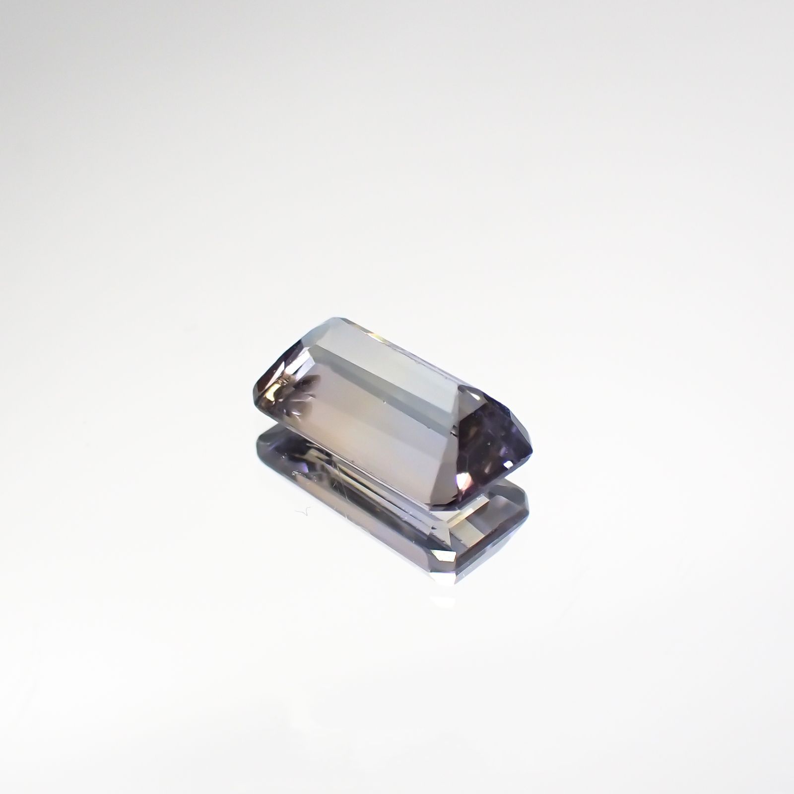 パーティカラータンザナイト(宝石名パーティカラード・ゾイサイト) タンザニア産 0.898ct ソ付(彩珠)[210711848]7.6×3.9mm前後