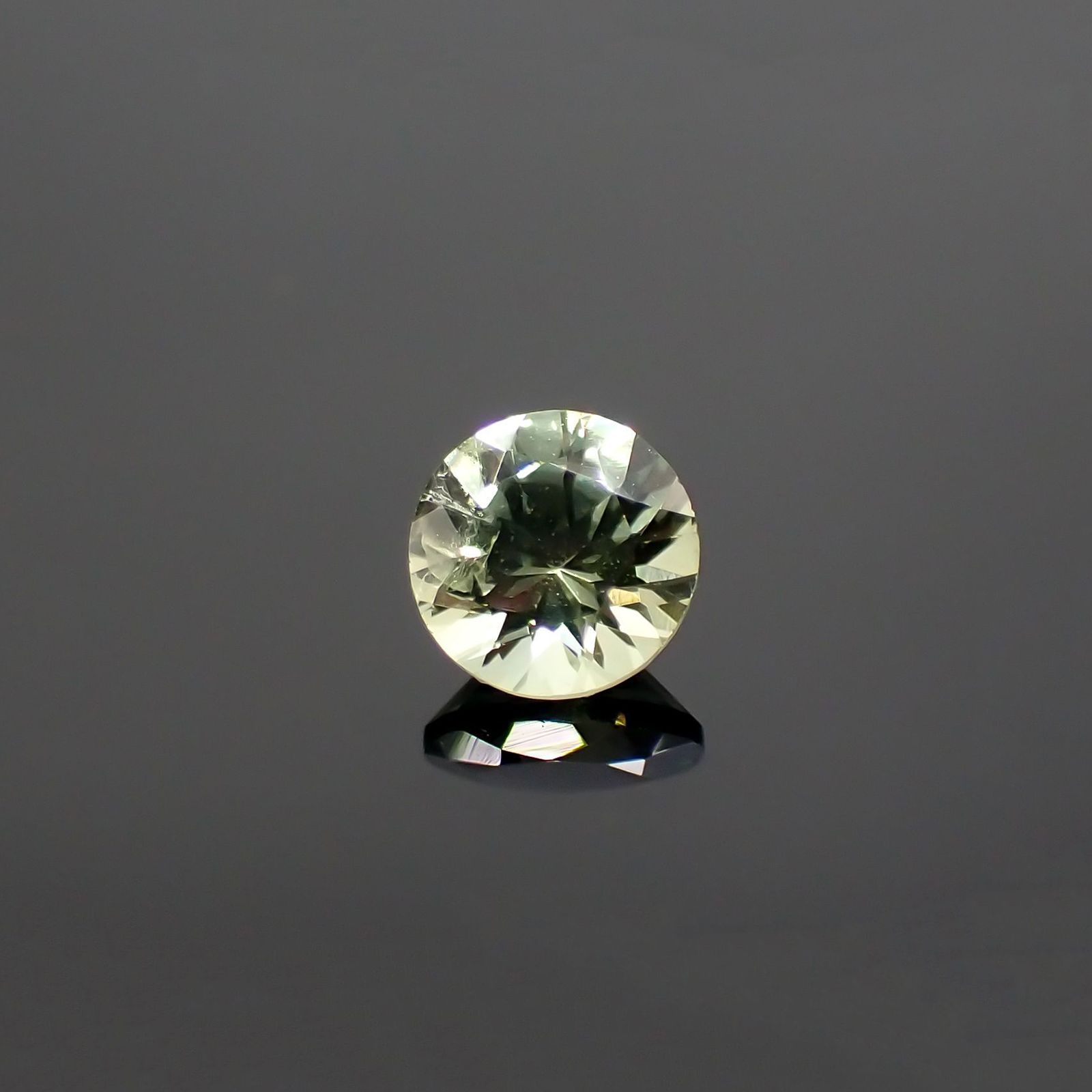 モンタナサファイア(宝石名サファイア) アメリカ・モンタナ州産 0.65ct 識別済[250712112]5×5mm前後