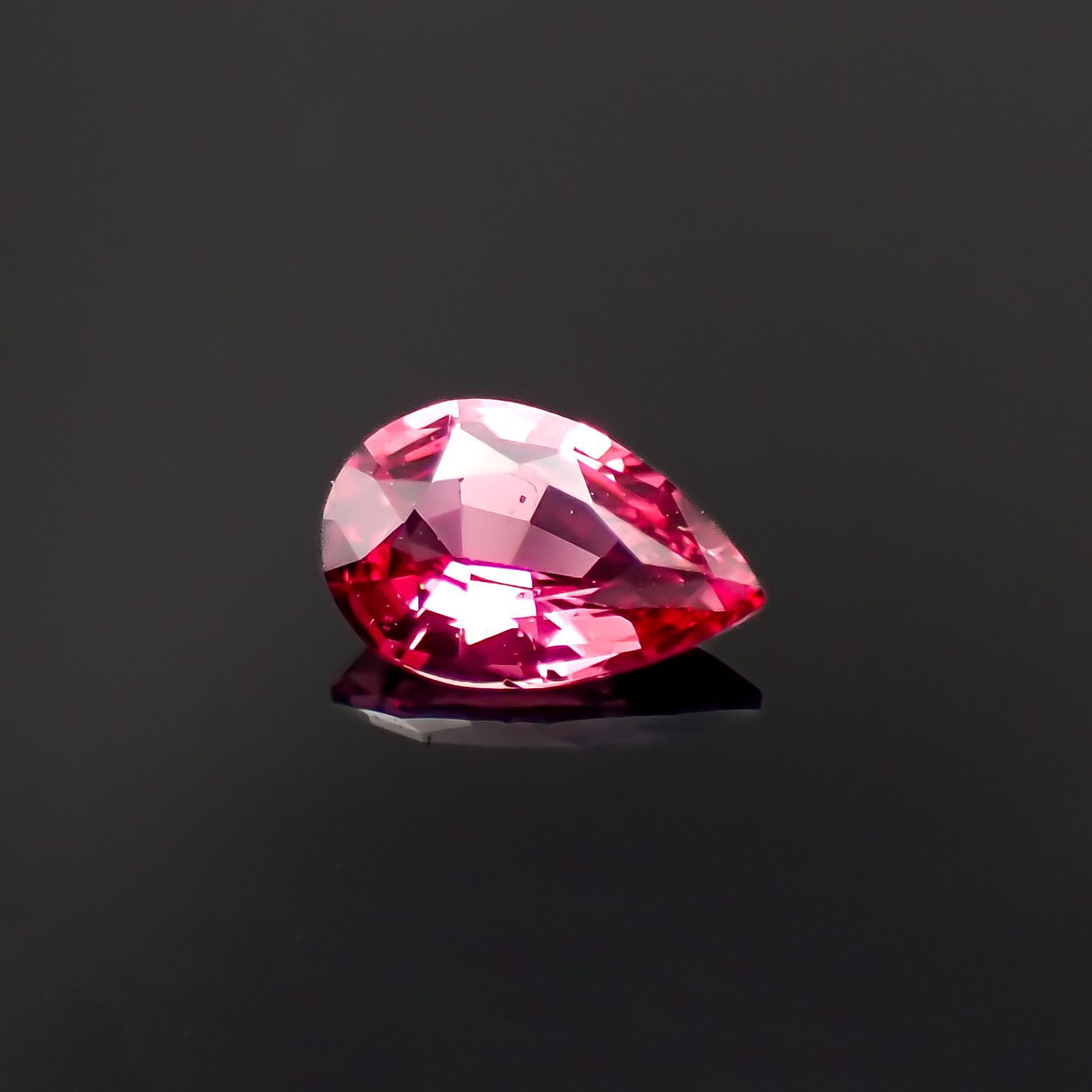 ホットピンクスピネル(宝石名ピンク・スピネル)タンザニア産 0.24ct 識別済[230120034]5.3x3.4mm前後