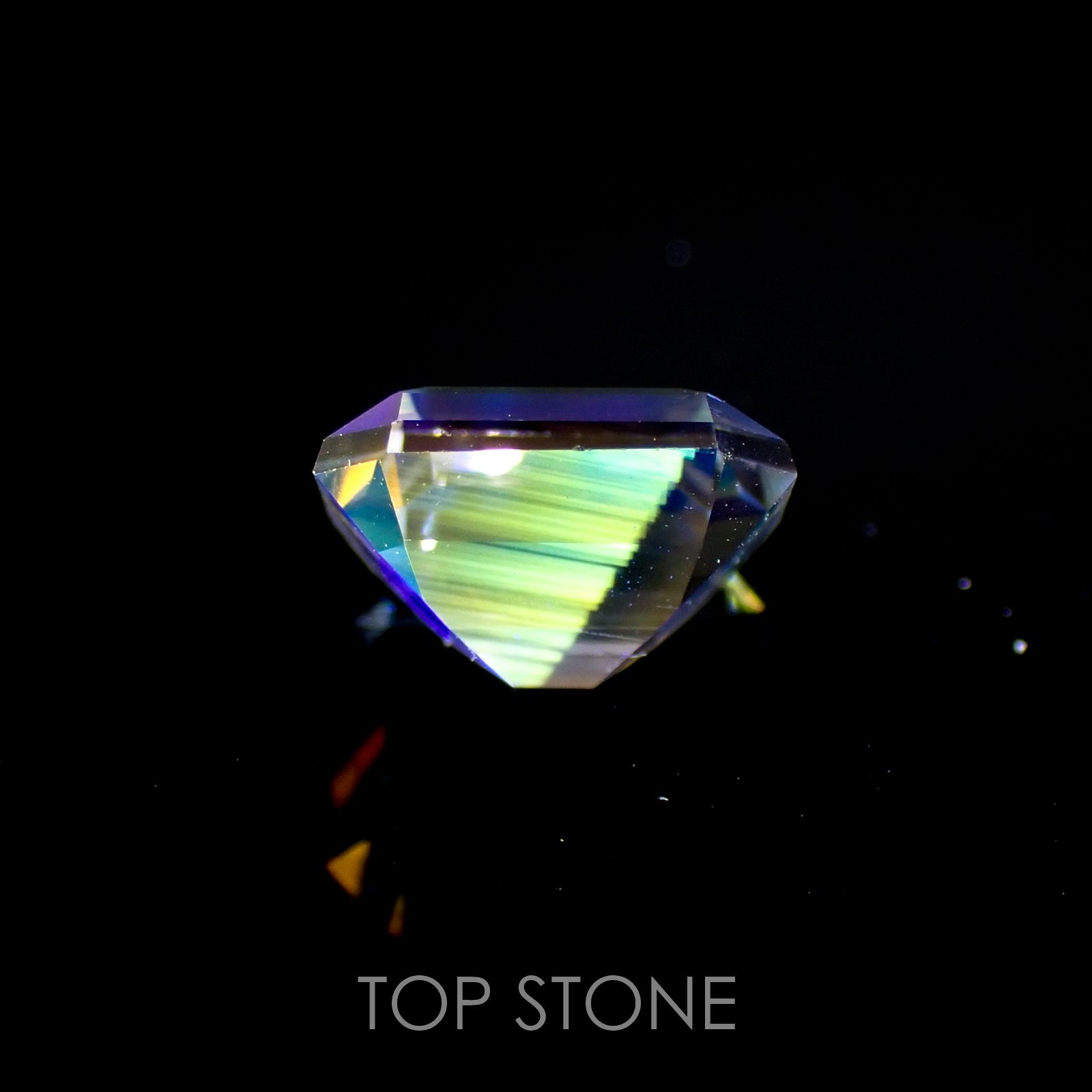 レインボームーンストーン(宝石名ラブラドライト) マダガスカル産 1.209ct ソ付(彩珠)[210410401]6.9×6.2mm前後