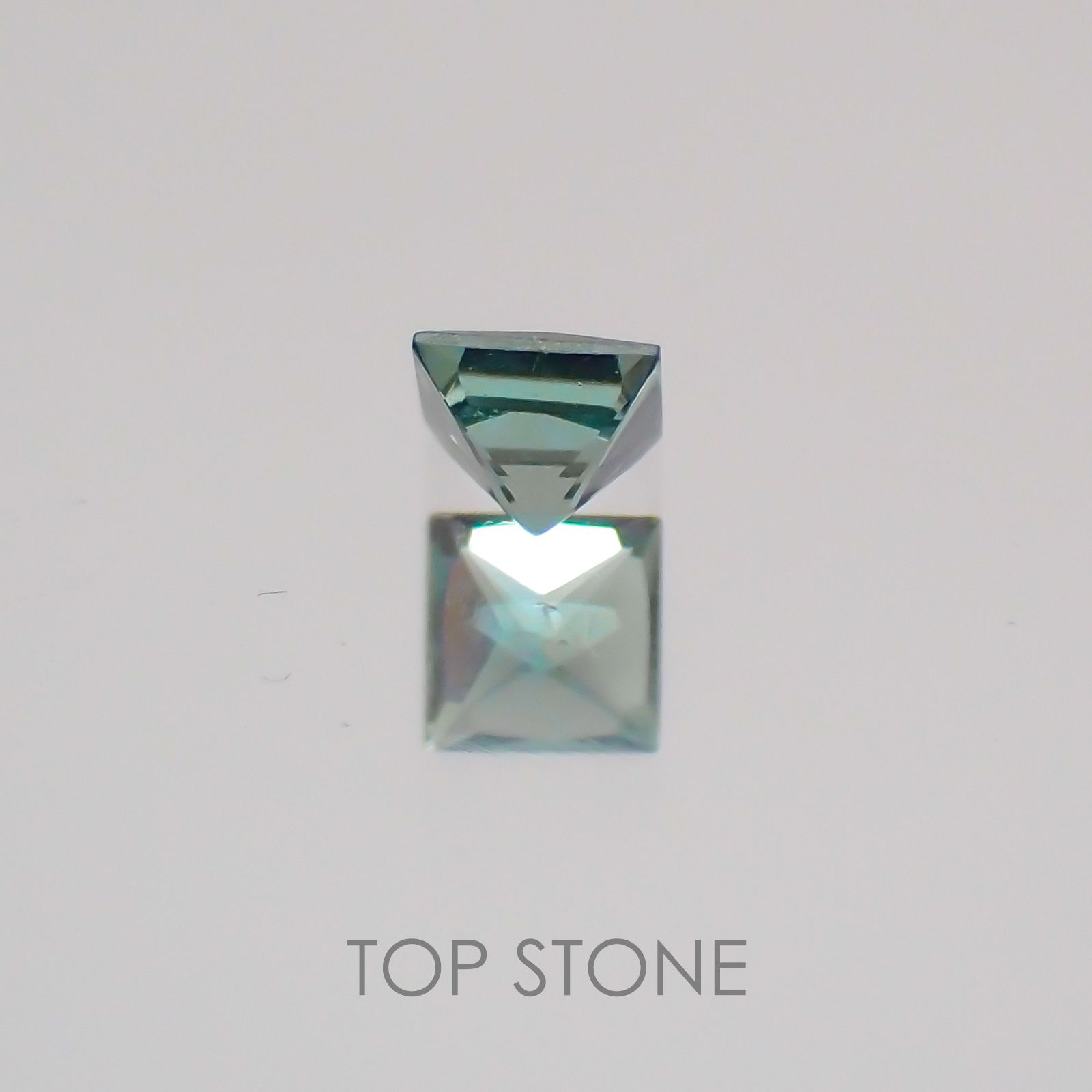 ◇プリンセスカット◇カラーチェンジガーネット(アレキタイプ) マダガスカル・ベキリー産産 ルース 0.11ct[21059878]2.7×2.7mm前後