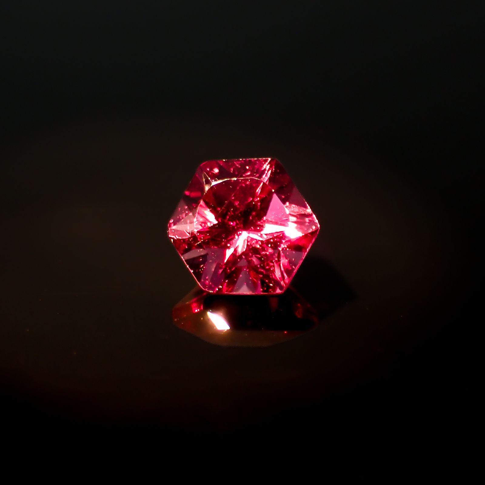 ◇ヘキサゴンカット◇カラーシフトマラヤガーネットSA(宝石名ガーネット)タンザニア産 0.74ct 識別済[220918044]5.1x5mm前後