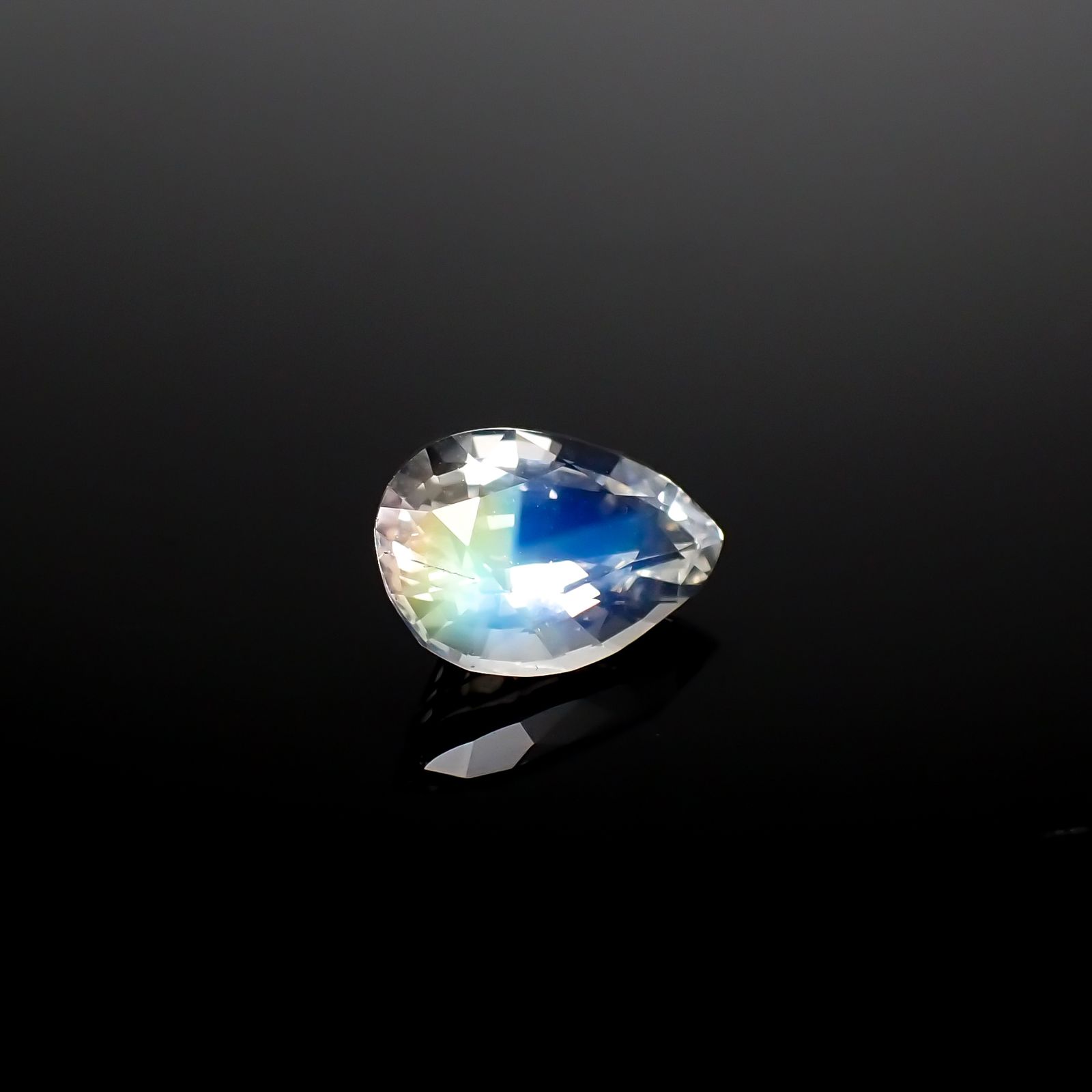 レインボームーンストーン(宝石名ラブラドライト)マダガスカル産 1.111ct ソ付(彩珠)[240326934]8.8x6mm前後