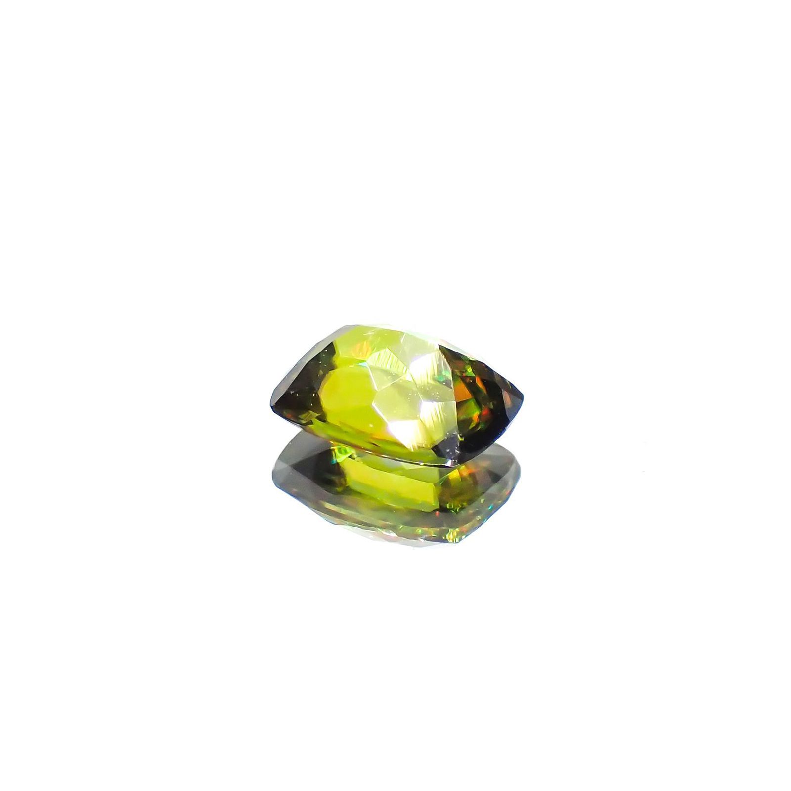 カラーチェンジスフェーン パキスタン産 0.80ct[230120041]6.5x5.1mm前後
