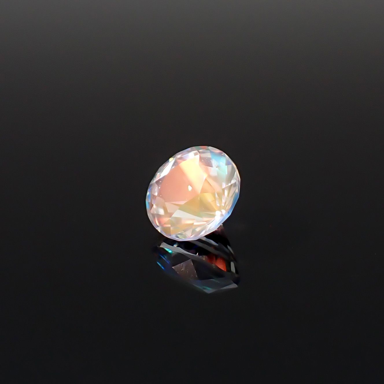 レインボームーンストーン マダガスカル産 0.88ct / 6.1x6.1mm前後 [260632385]