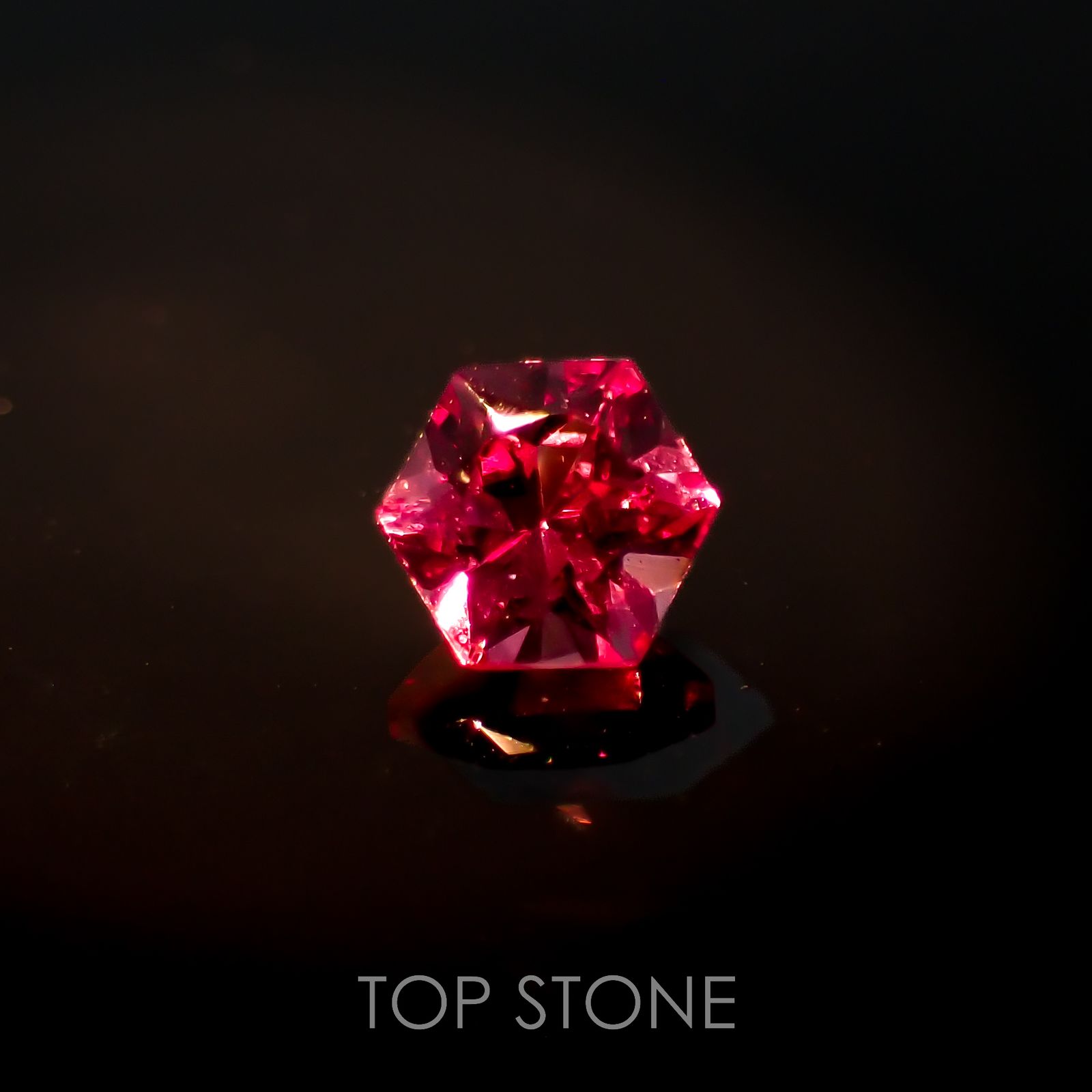 ◇ヘキサゴンカット◇カラーシフトマラヤガーネットSA(宝石名ガーネット)タンザニア産 0.41ct 識別済[220918043]4.1x4mm前後