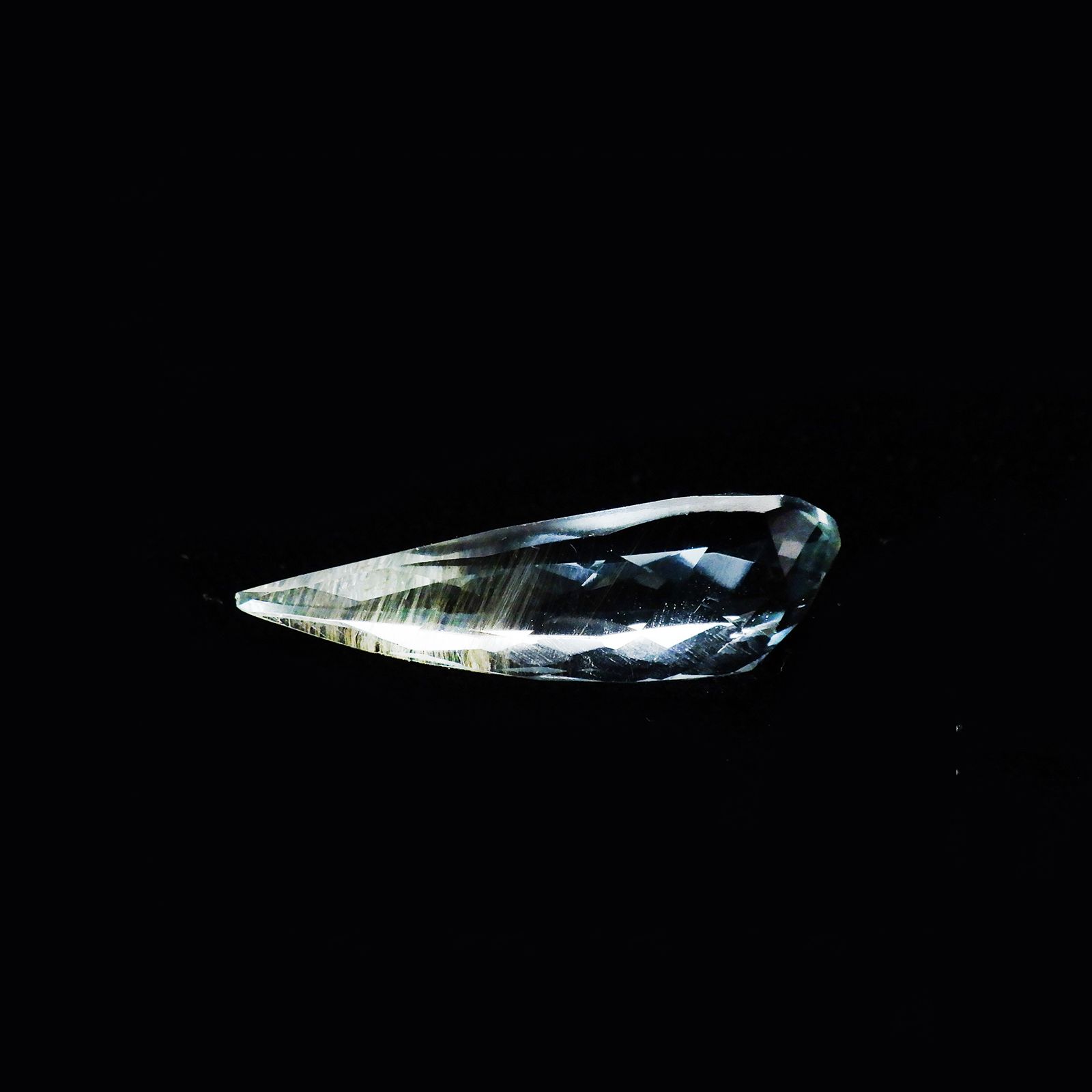 レインボーニードルインブルートパーズ（チューブインブルートパーズ） ブラジル・ミナスジェライス州産 9.15ct[240125509]24.1x8.5mm前後