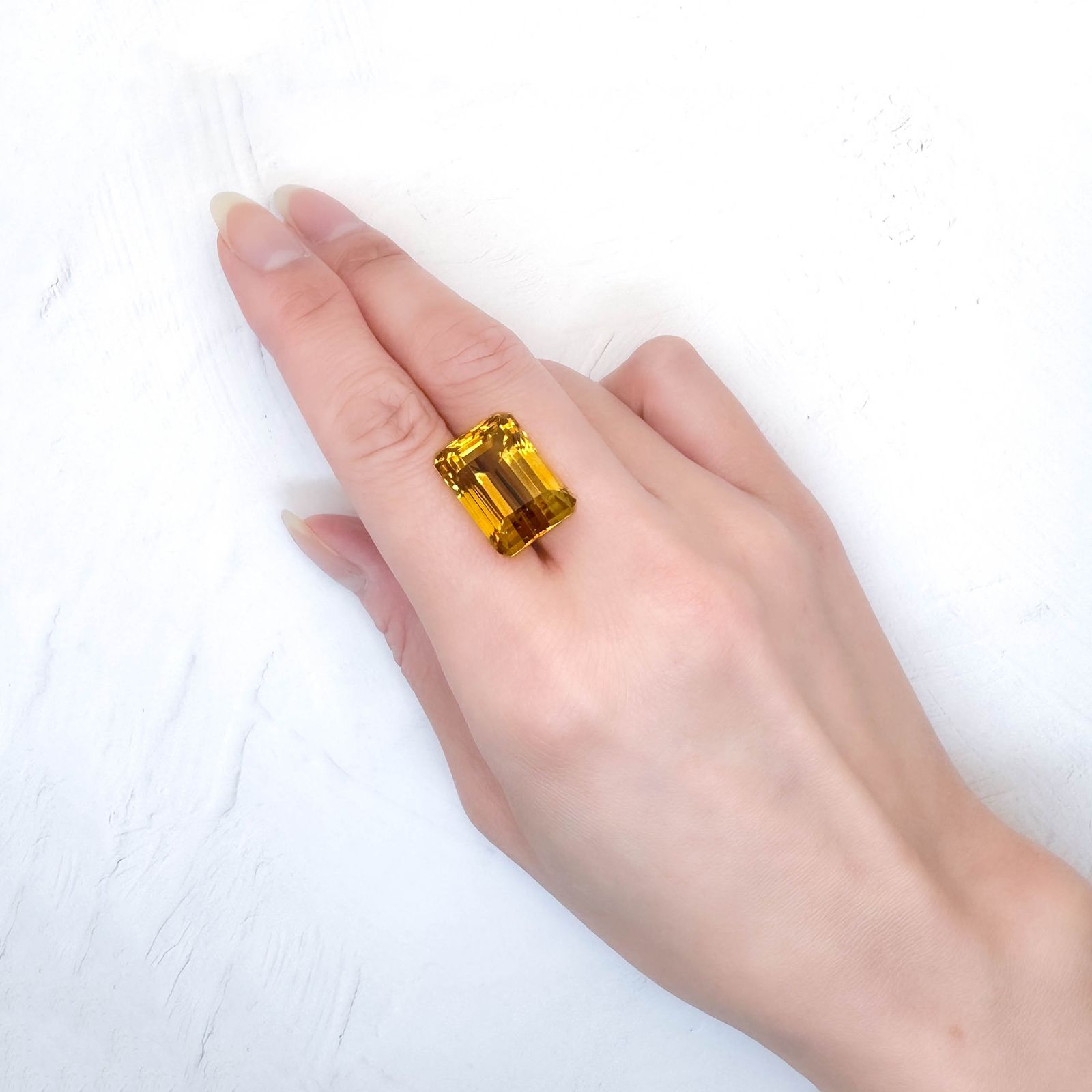 シトリン(宝石名シトリン)ブラジル産 識別済 22.38ct / 18.2x13mm前後 [251231390]