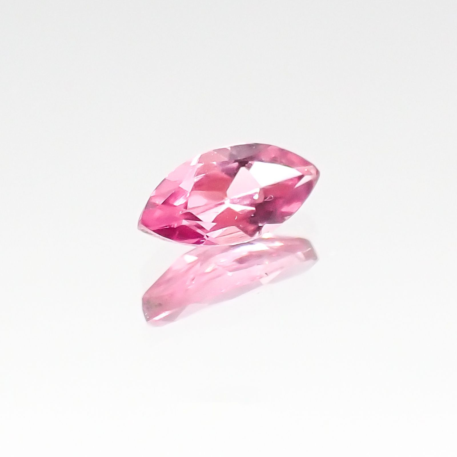 ホットピンクスピネル(宝石名ピンク・スピネル)タンザニア産 0.25ct 識別済[231124095]6.1x2.9mm前後