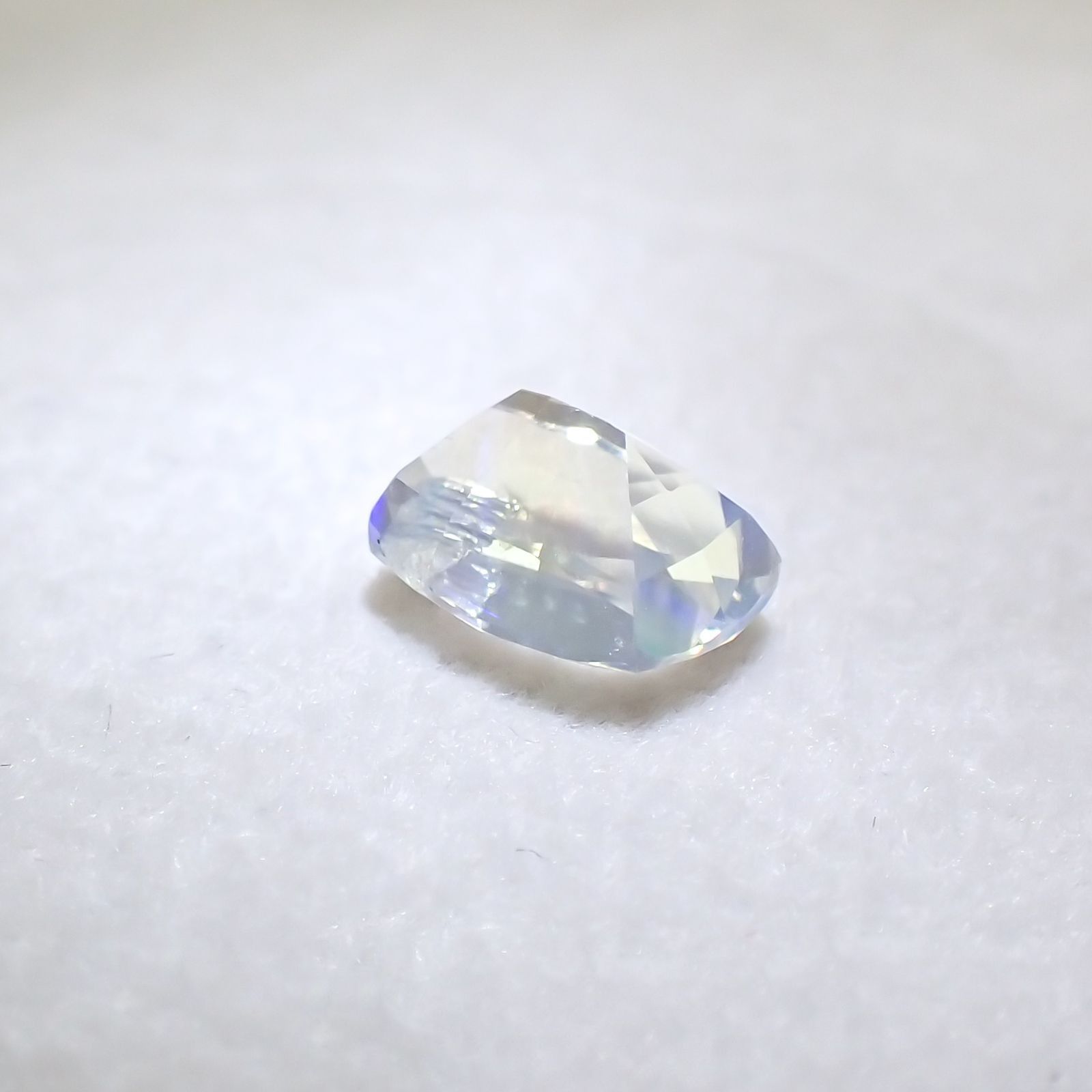 レインボームーンストーン(宝石名ラブラドライト) マダガスカル産 ソ付(彩珠) 1.031ct / 7.1x5.2mm前後 [251210407]