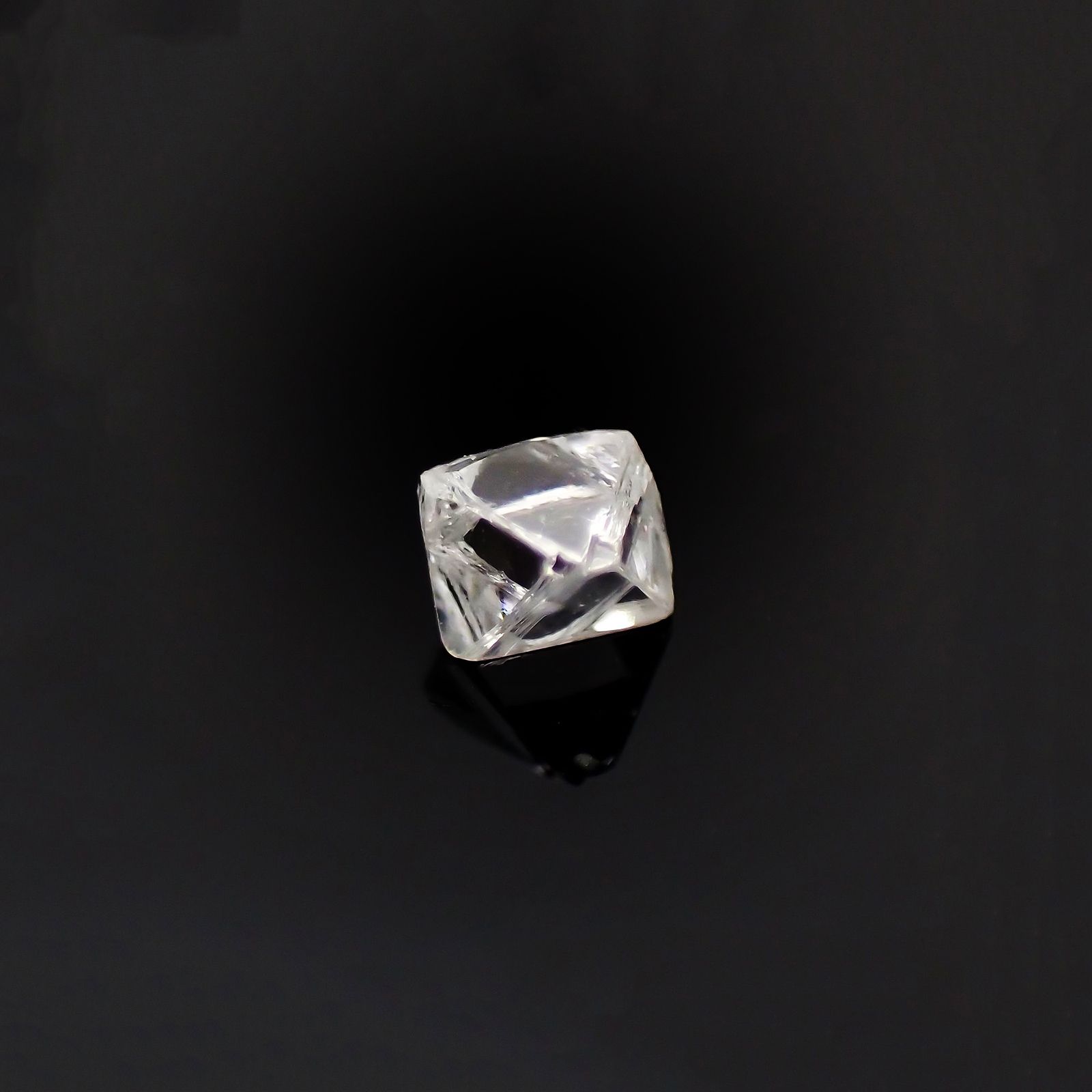 ソーヤブルダイヤモンド 原石(トライゴンあり・薄/Trigon) ロシア産 0.096ct [230923468]2.7x2.7mm前後