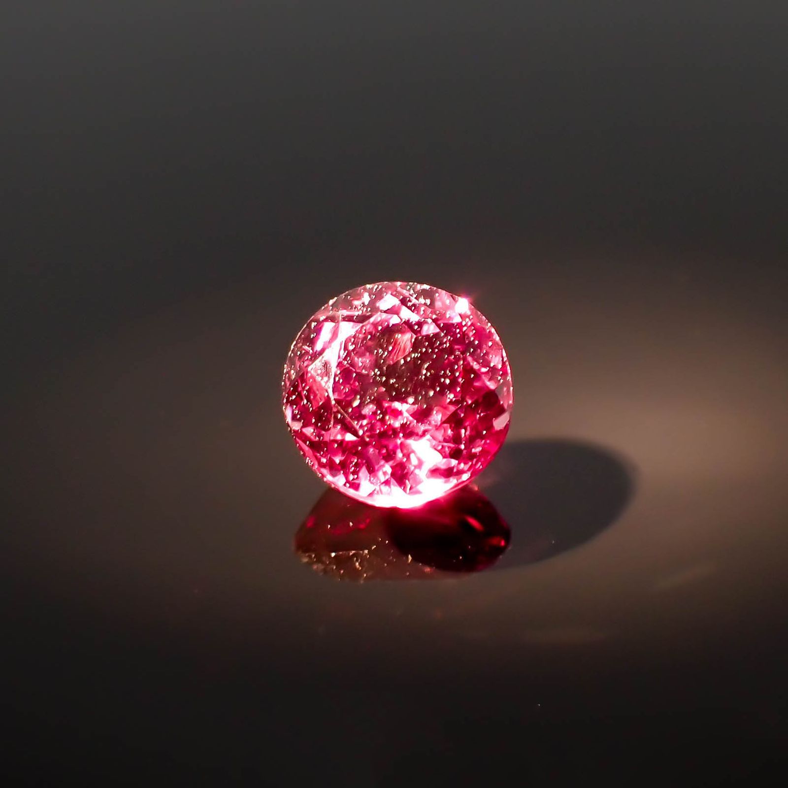 カラーシフトマラヤガーネット(宝石名ガーネット)タンザニア産 0.84ct 識別済[230120271]5.4x5.4mm前後