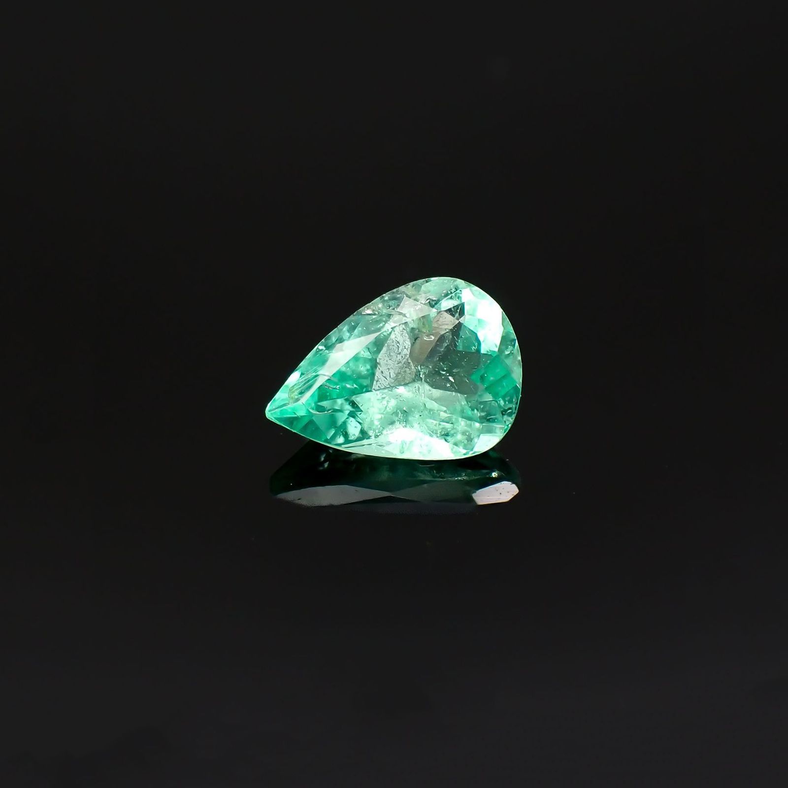 パステルカラーエメラルド コロンビア産 0.22ct / 5.3x3.6mm前後 [220918057]