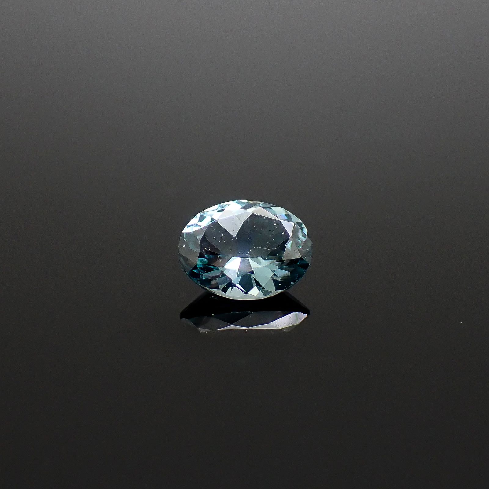 ブルーイッシュグレースピネル モザンビーク産 0.33ct / 5x3.9mm前後 [260632520]