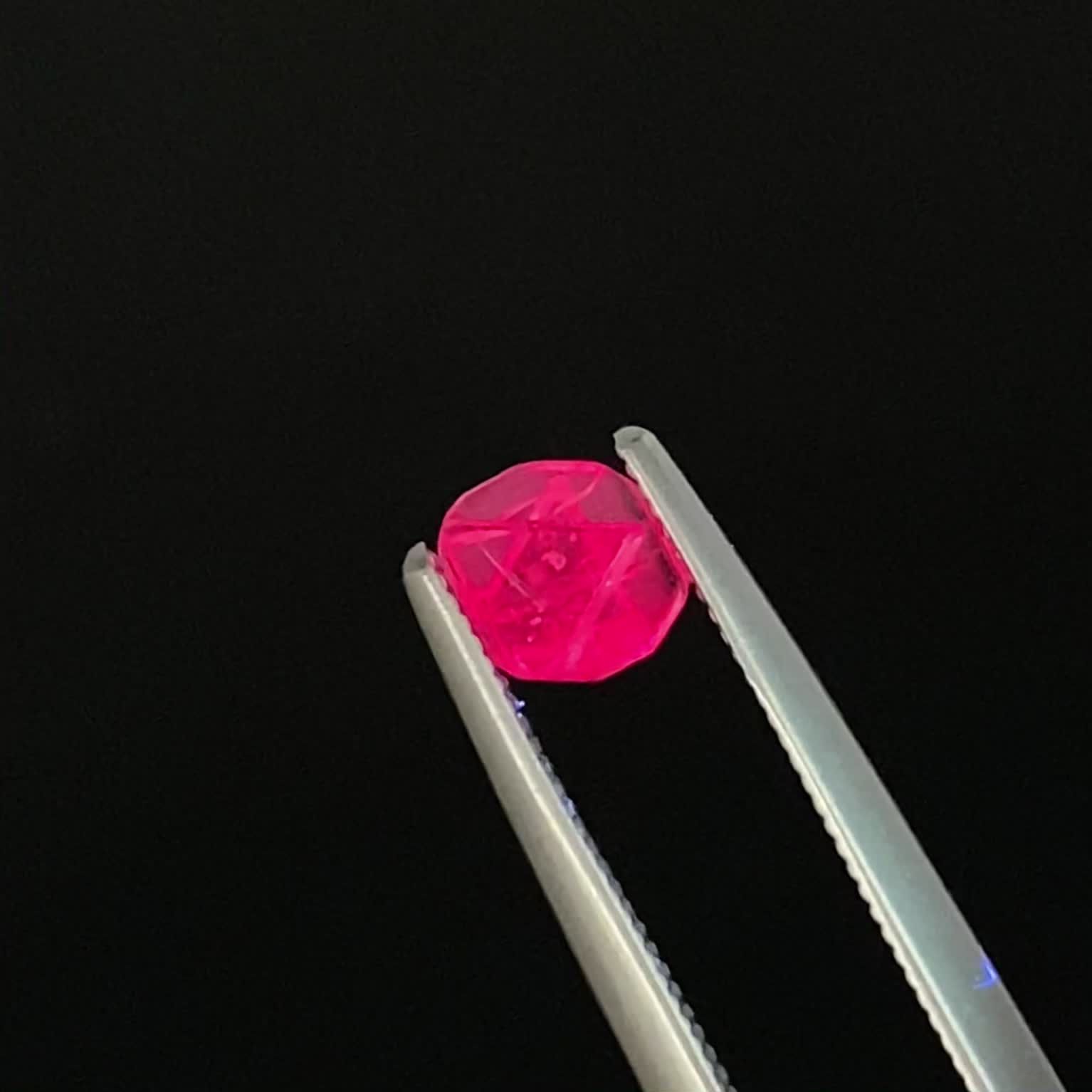 ツインクリスタルスピネル(スピネル式双晶）原石 ビルマ産 0.37