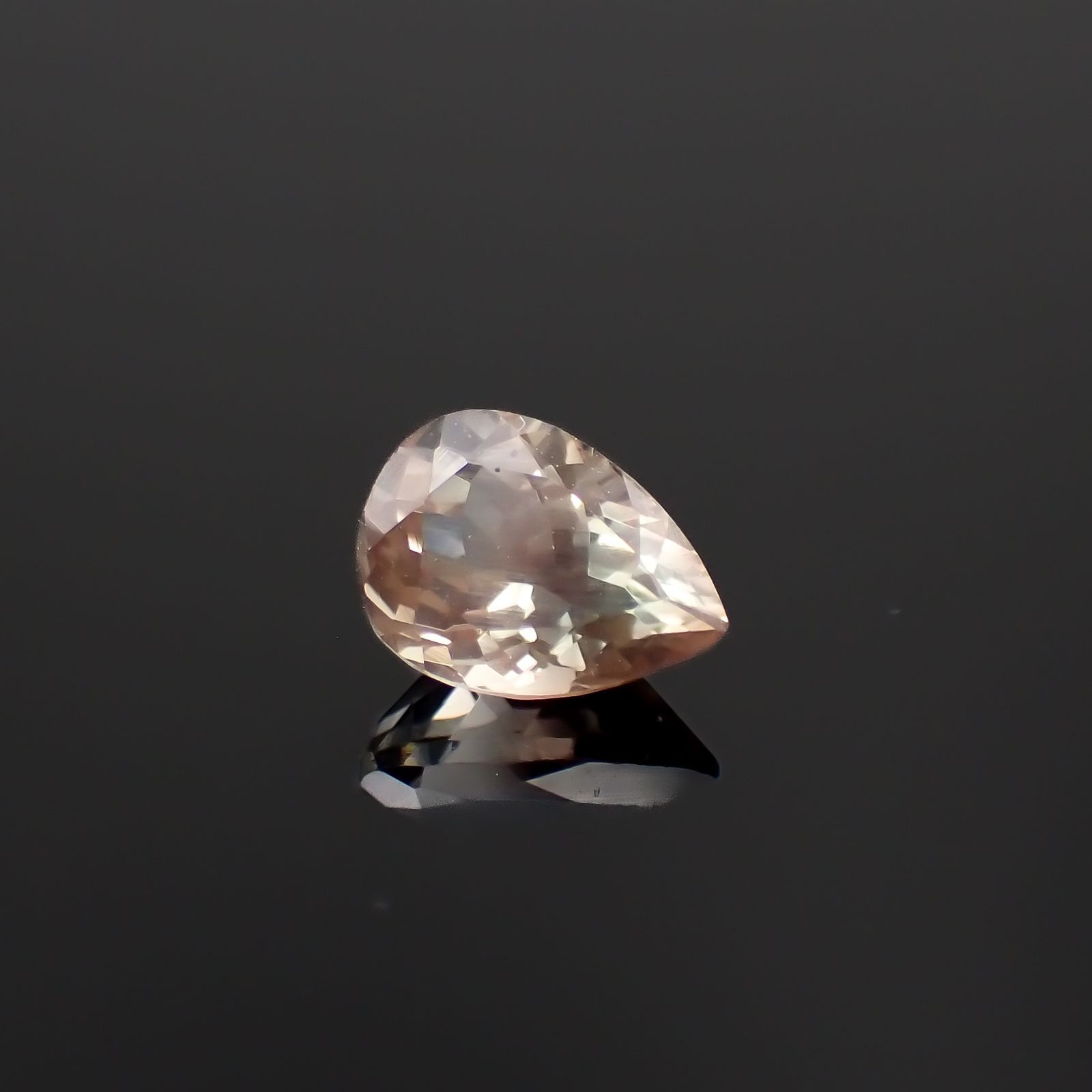 パーティカラーオレゴンサンストーン アメリカ・オレゴン州産 1.17ct / 8x5.9mm前後 [230722843]