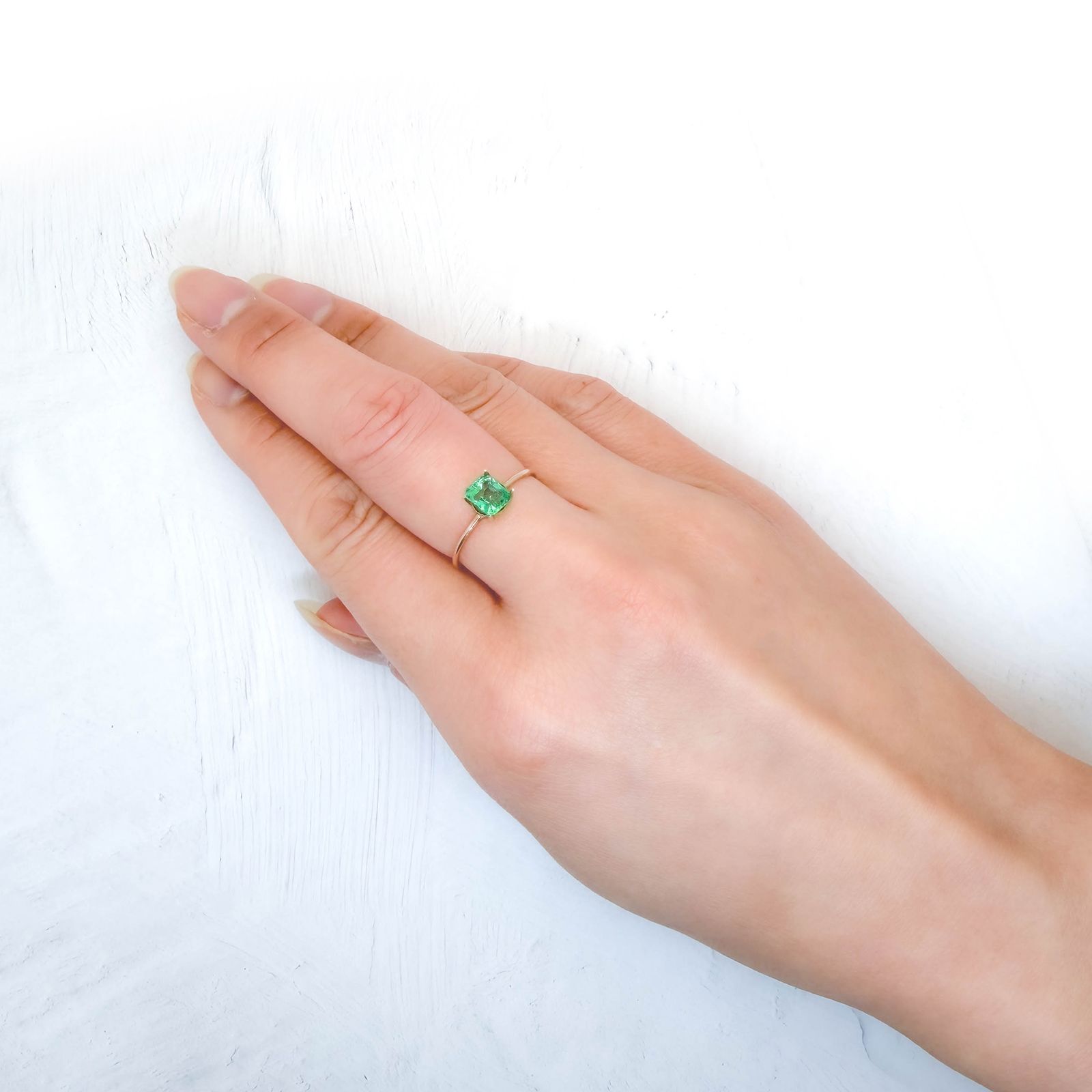 エメラルド コロンビア産 0.72ct / 5.6x4.8mm前後 [260131516]