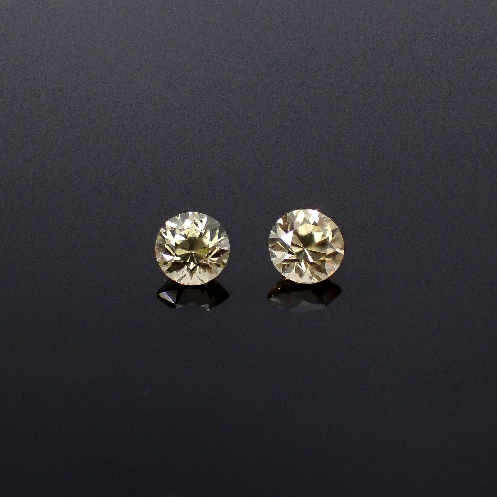 ◇ペアセット◇イエロージルコン(宝石名ジルコン)スリランカ/カンボジア産 識別済 0.91ct(2pcs合計) / 4.1-4.2x4.1-4.2mm前後 [251231487]