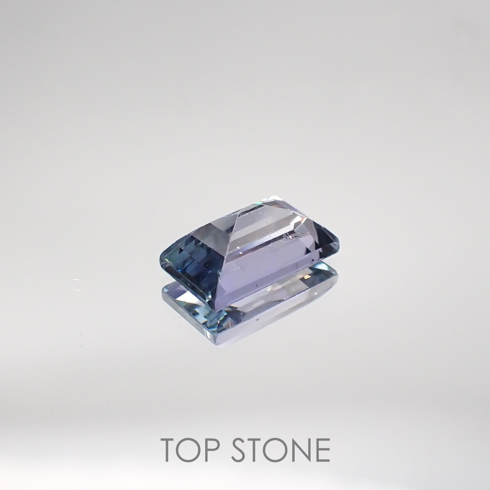 バイカラータンザナイト(宝石名タンザナイト) タンザニア産 2.041ct ソ付(彩珠)[210711663]9.4×5.6mm前後