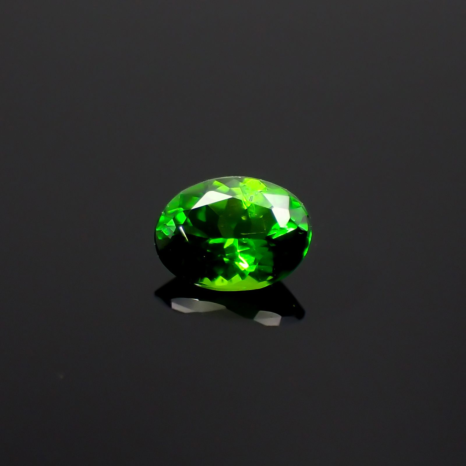 クロムダイオプサイド(宝石名クロム・ダイオプサイド)ロシア産 0.20ct 識別済[231023900]4.5x3.3mm前後