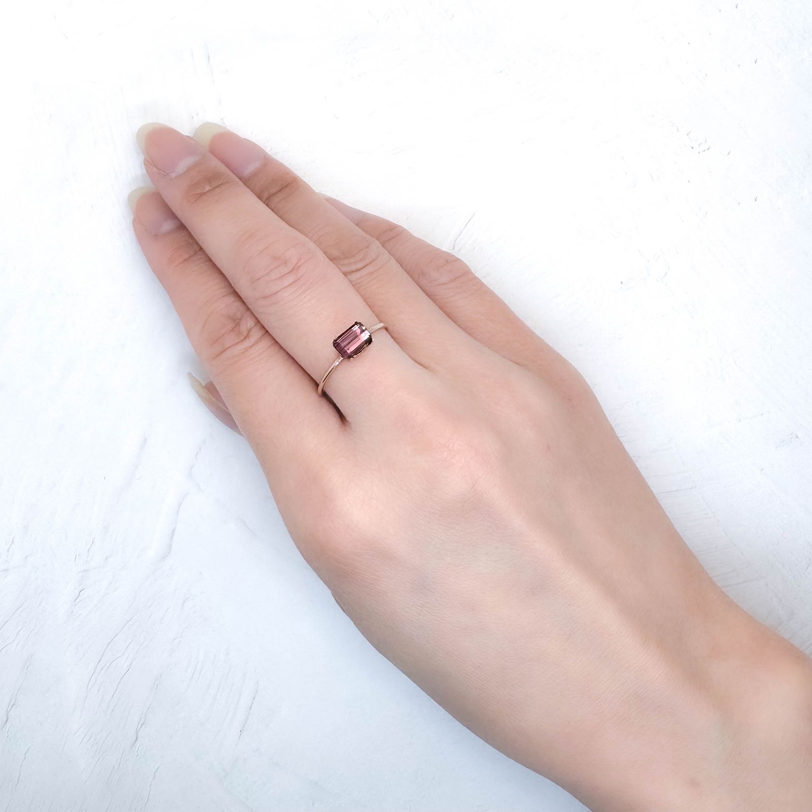 パープルトルマリン アフガニスタン産 0.86ct / 6.7x4.2mm前後 [251131315]