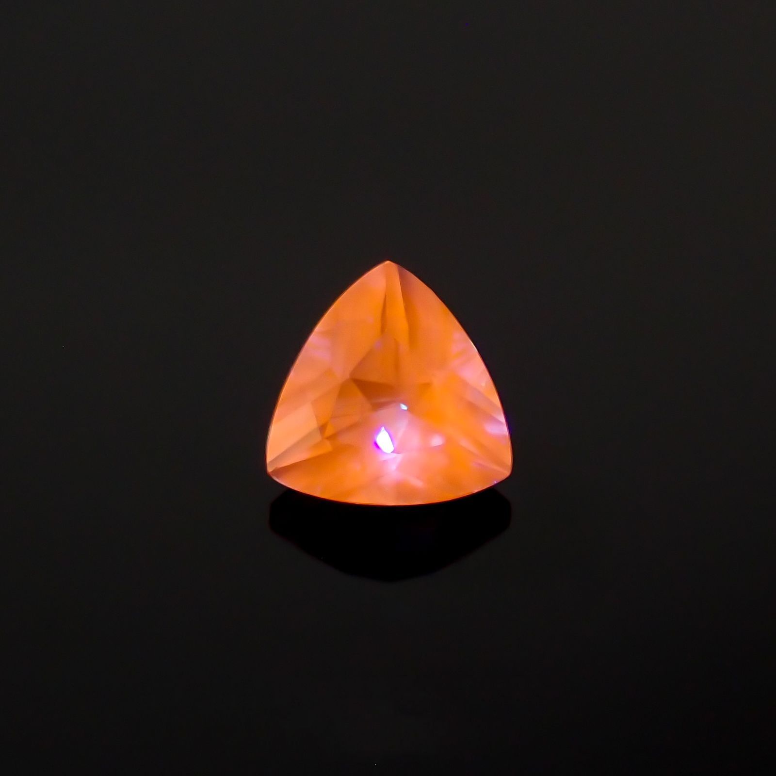 アウイナイト フルオレッセンス(宝石名アウイナイト)ドイツ産 0.16ct 識別済[220917690]3.9x4mm前後
