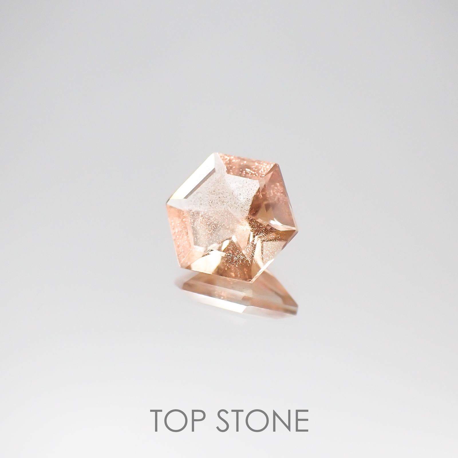 ◇ヘキサゴンカット◇オレゴンサンストーンSA(宝石名ラブラドライト) アメリカ・オレゴン州産 0.67ct 識別済[210610970]6×5.9mm前後