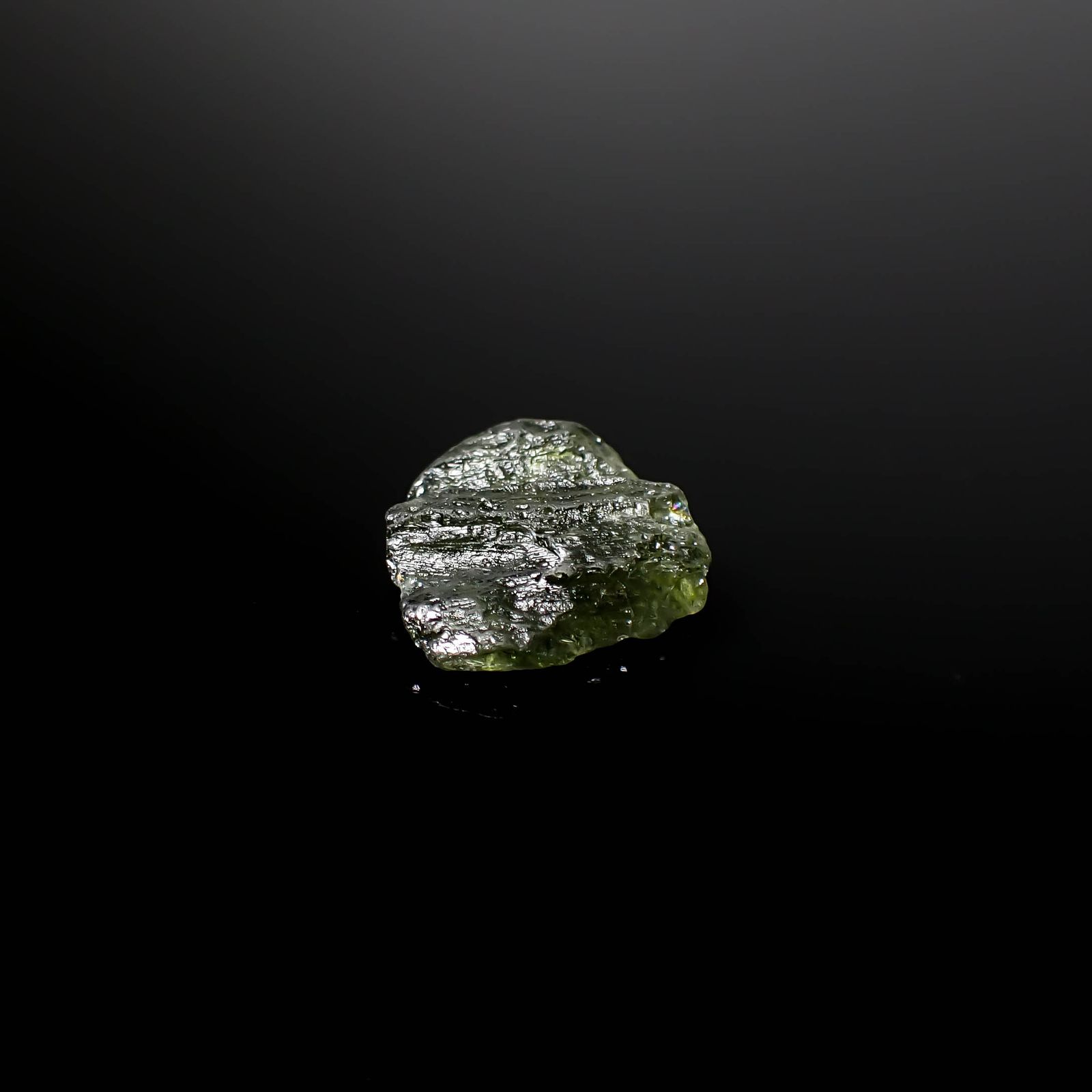 モルダバイト 原石 発見地：旧チェコスロバキア 5.34ct [241029295]15.5x15.7mm前後